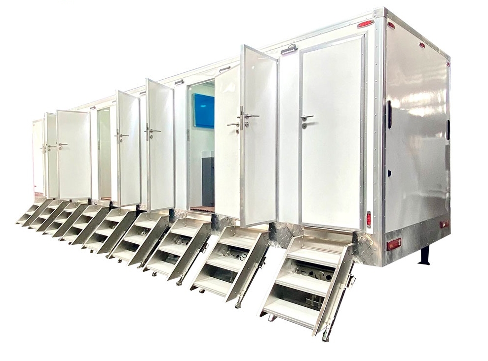 9.5m （31ft）2 Stall Toilet Trailer with  7 Shower Cabin