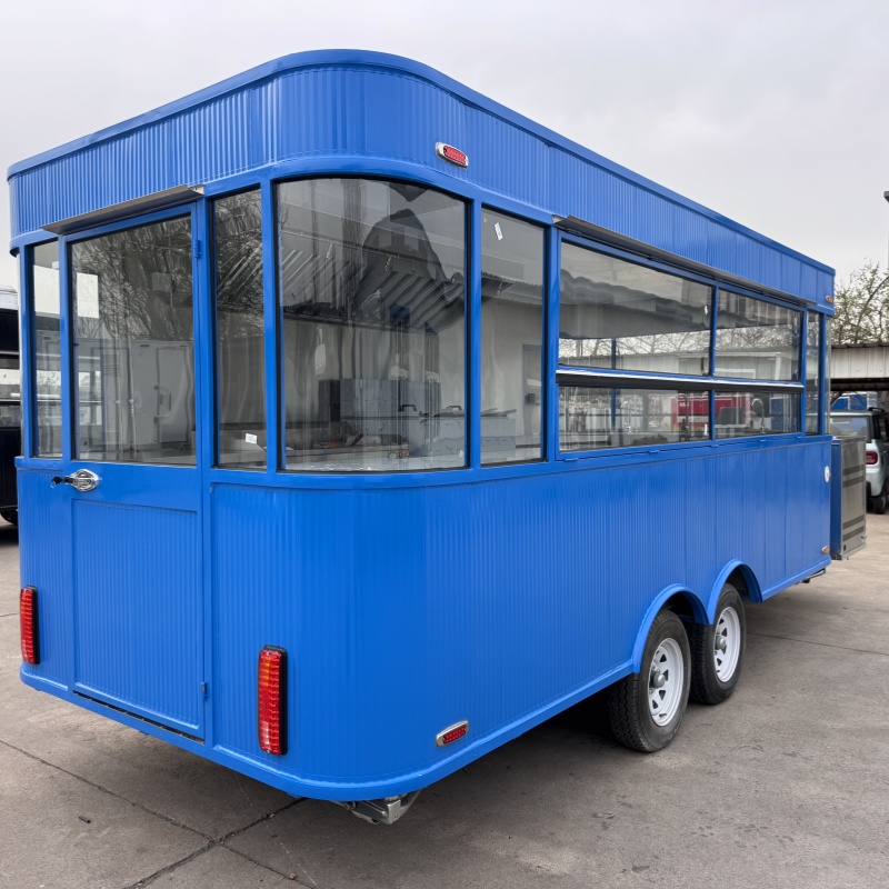 The high-appearment-level blue four-wheel dining truck creates a new landmark for trendy mobile dining