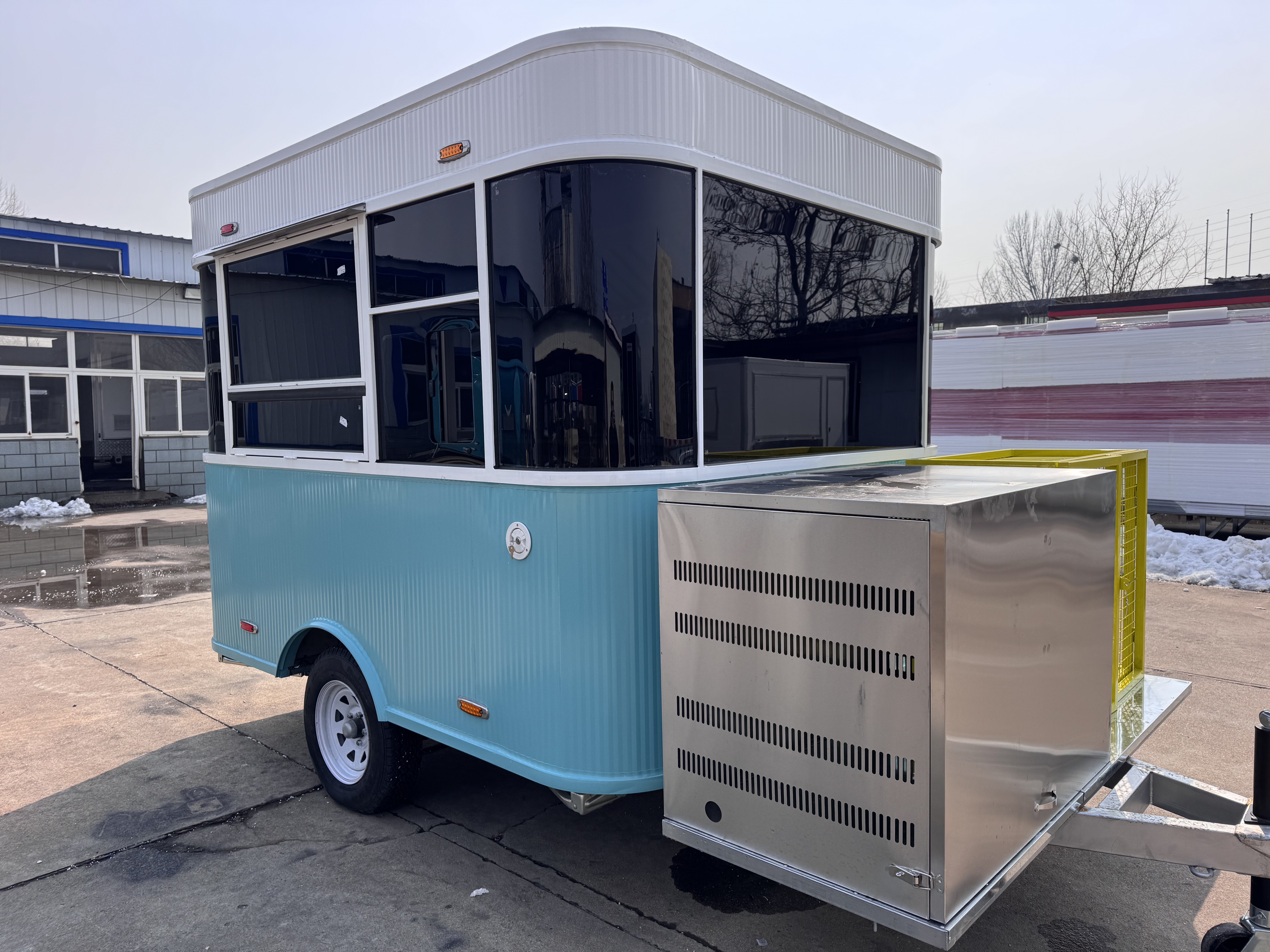 Blue and white dreamy four-wheel square food truck, a mobile food wealth creation tool