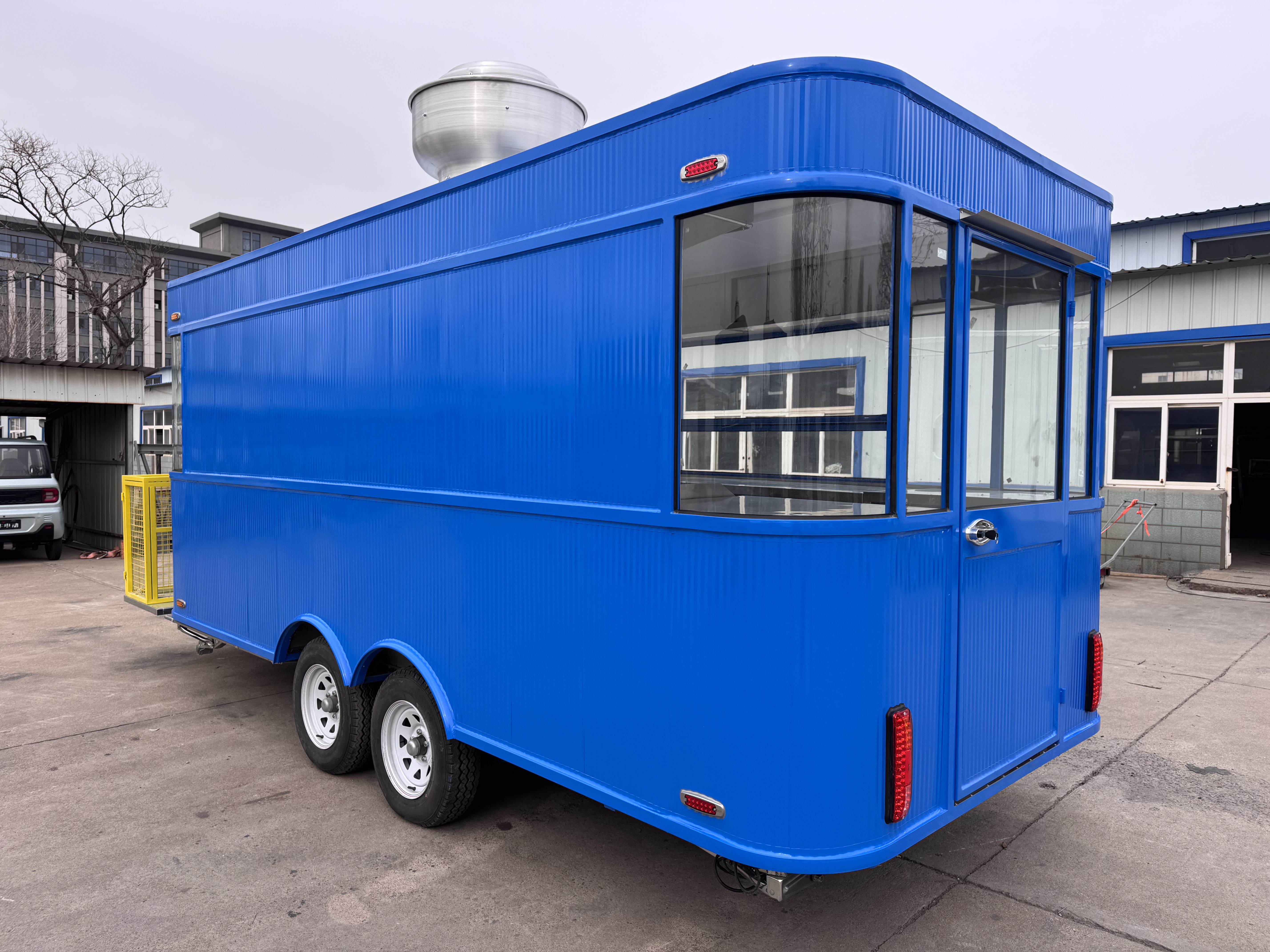 The high-appearment-level blue four-wheel dining truck creates a new landmark for trendy mobile dining