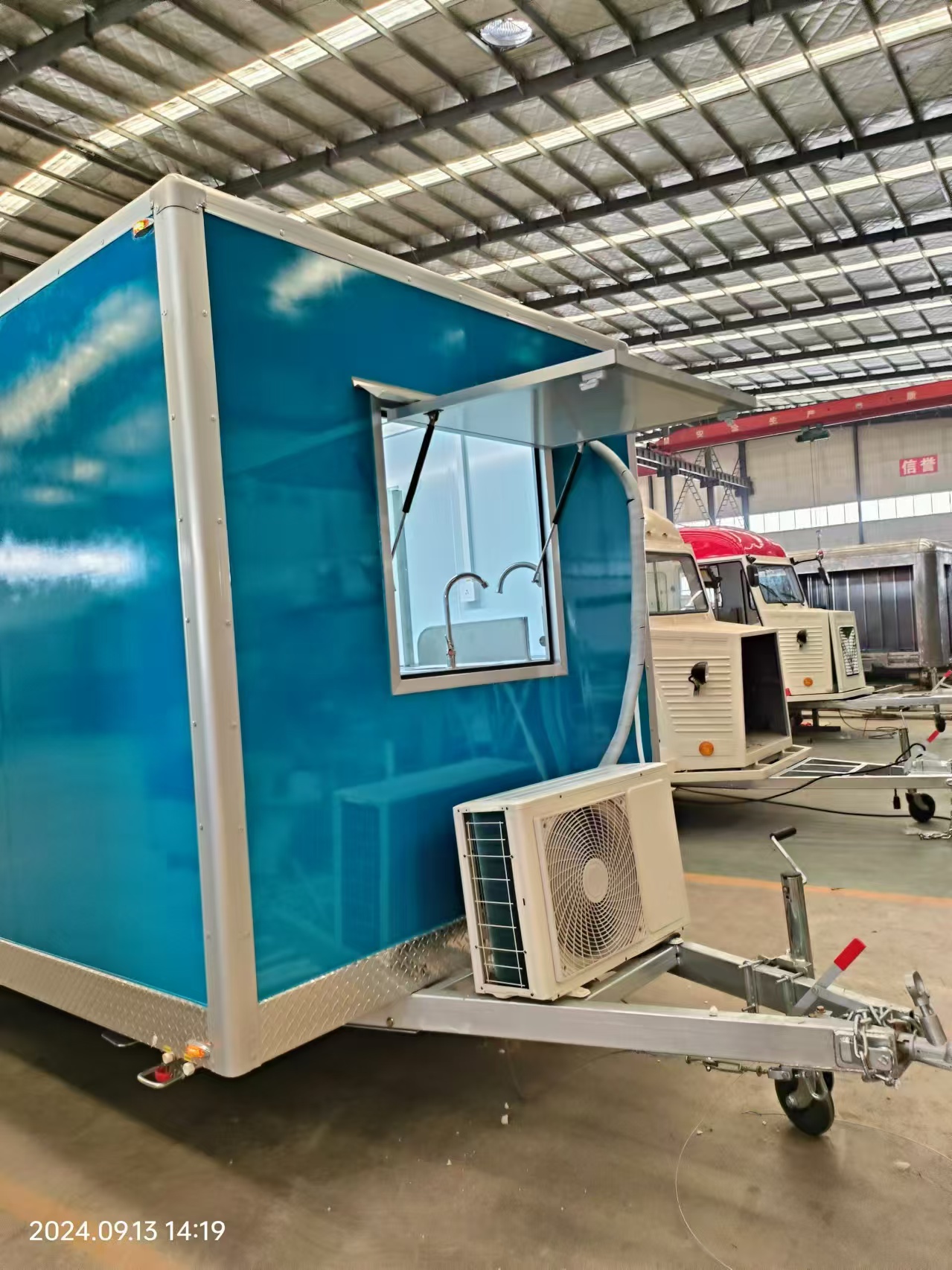 Fashionable blue square trailer, combining appearance and practicality