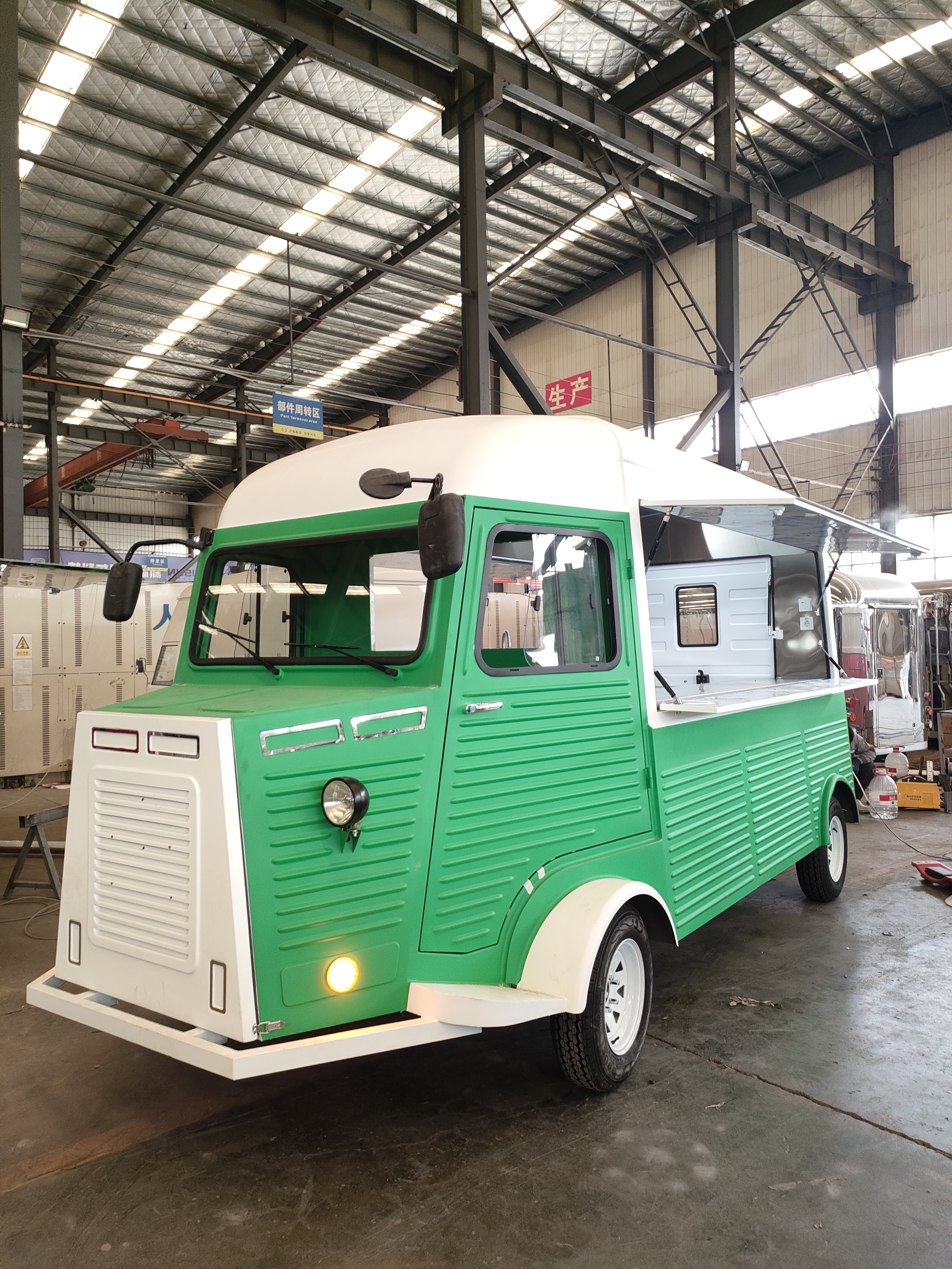 Citroen Green Food Truck: A touch of bright green lights up the market, making every meal full of vitality