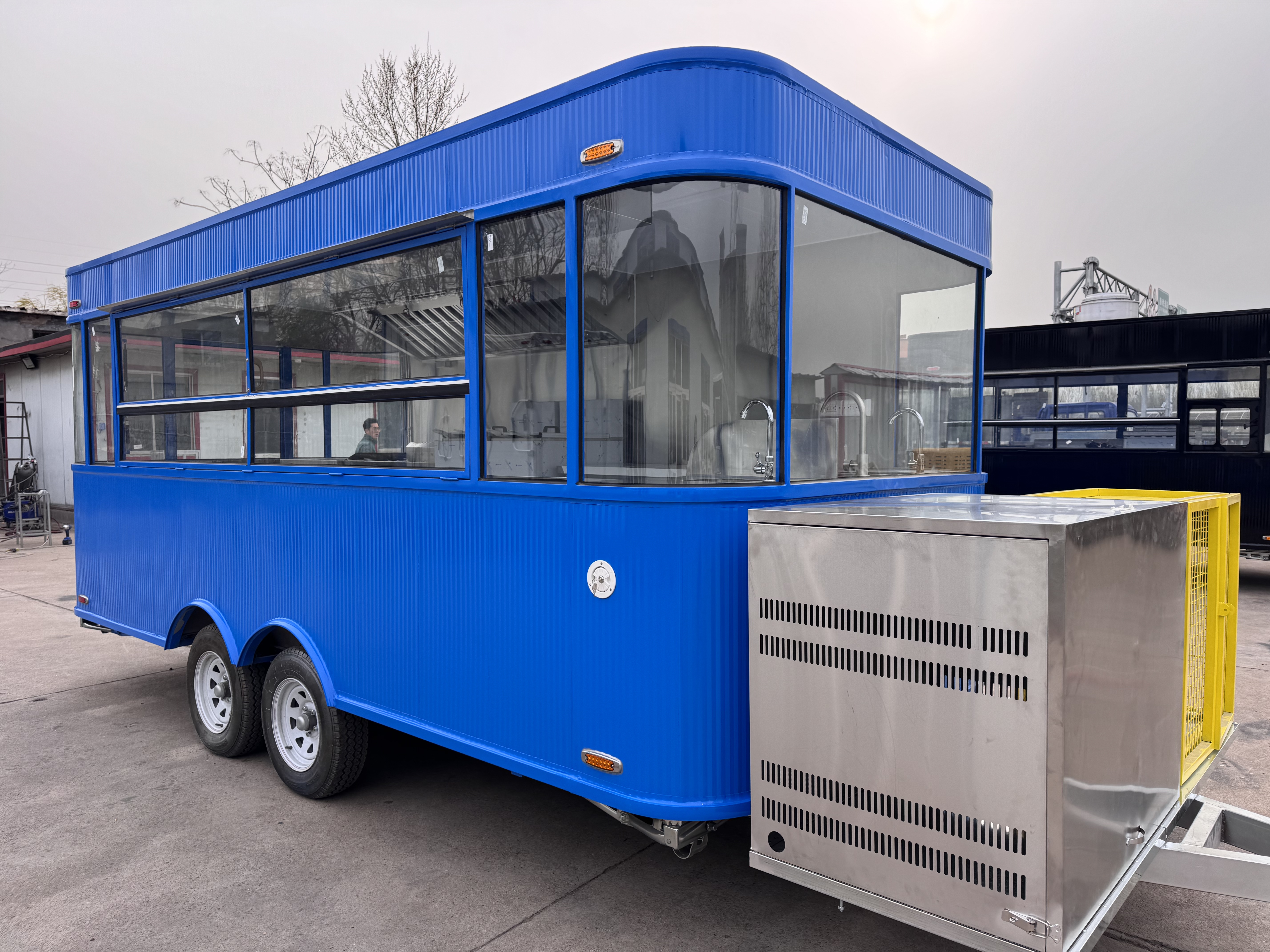 The high-appearment-level blue four-wheel dining truck creates a new landmark for trendy mobile dining