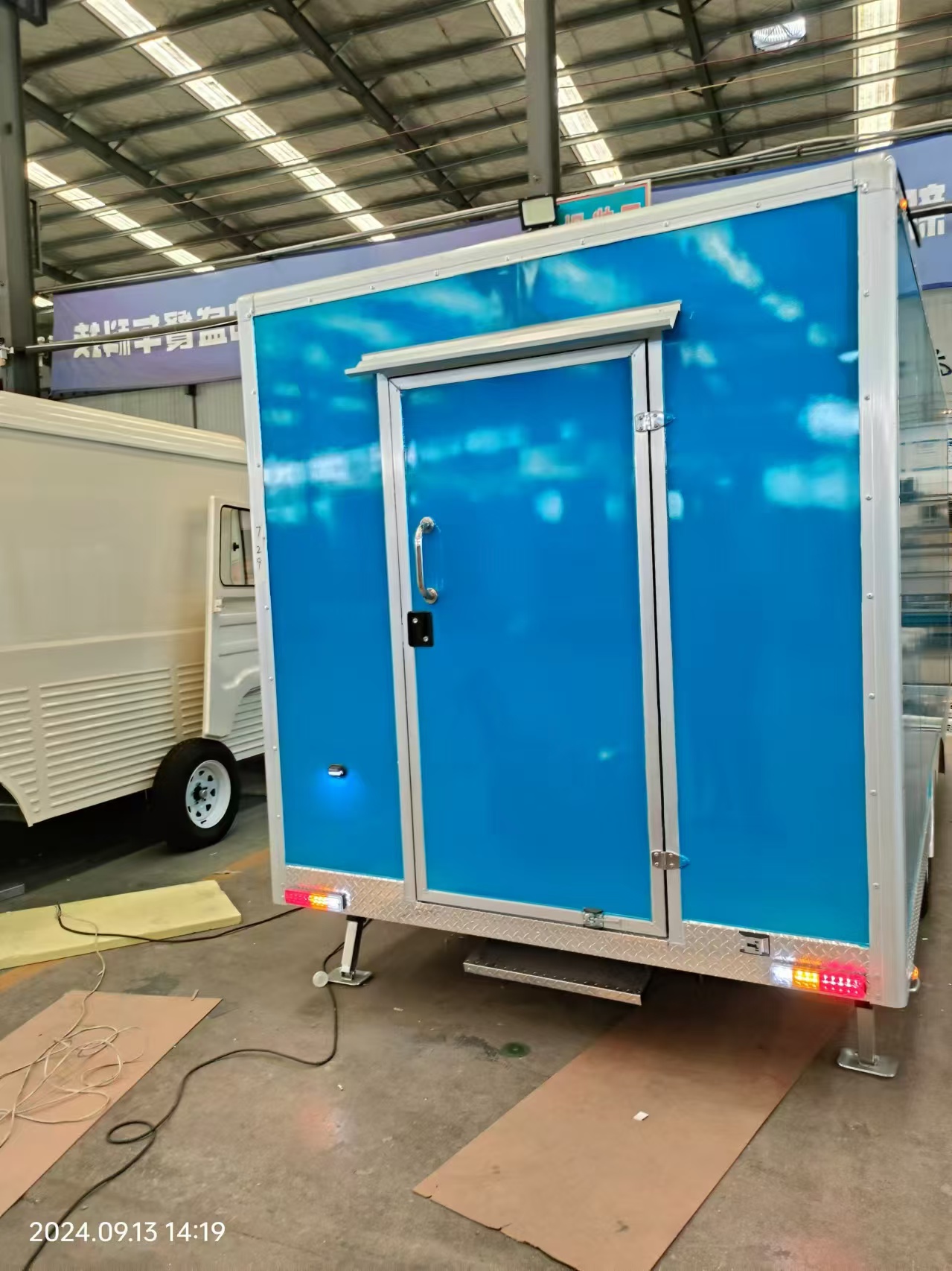 Fashionable blue square trailer, combining appearance and practicality