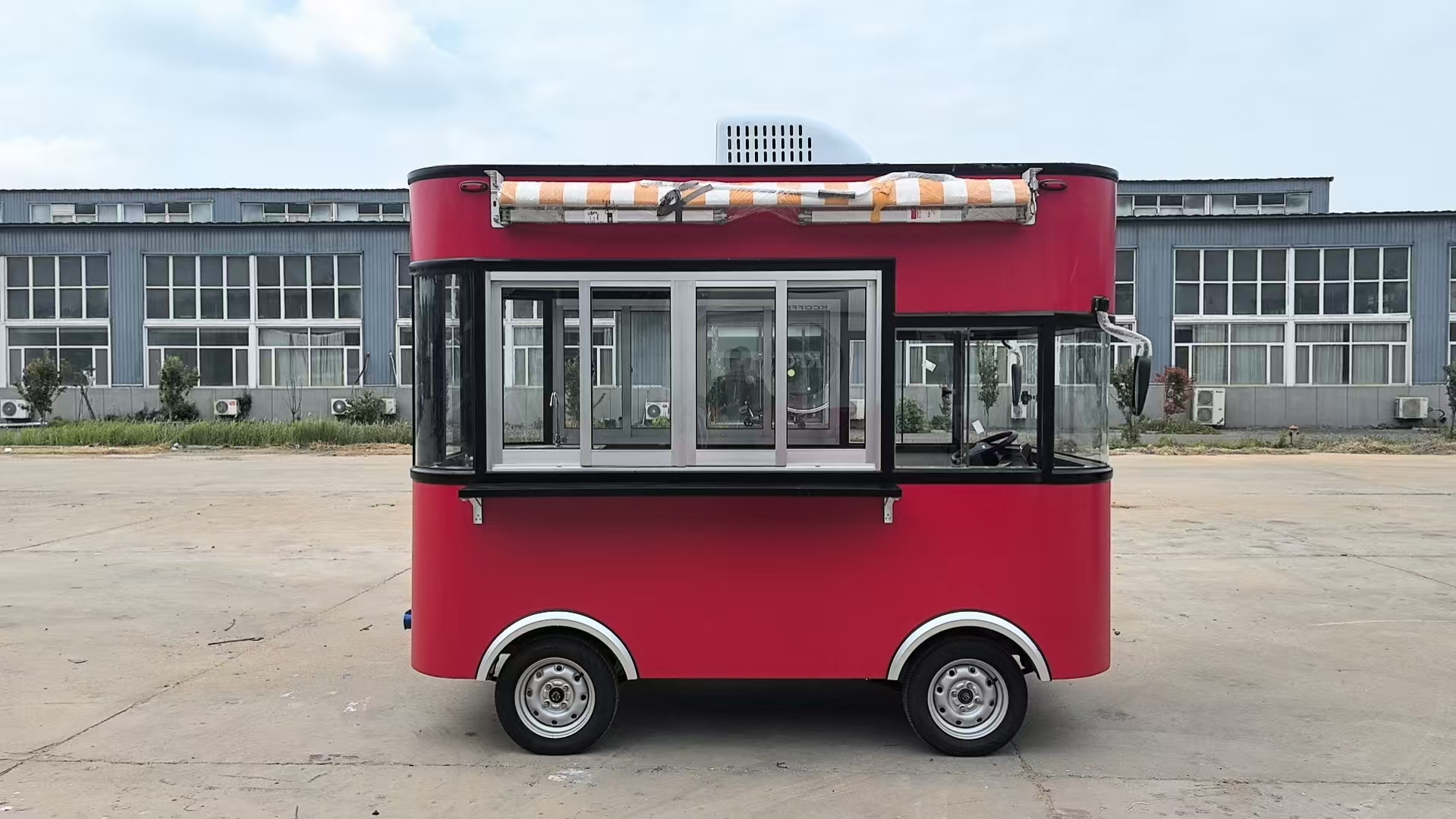 Red 3-meter four-wheel electric vehicle, with agile maneuverability and an eye-catching appearance, offers comprehensive safety protection without any blind spots