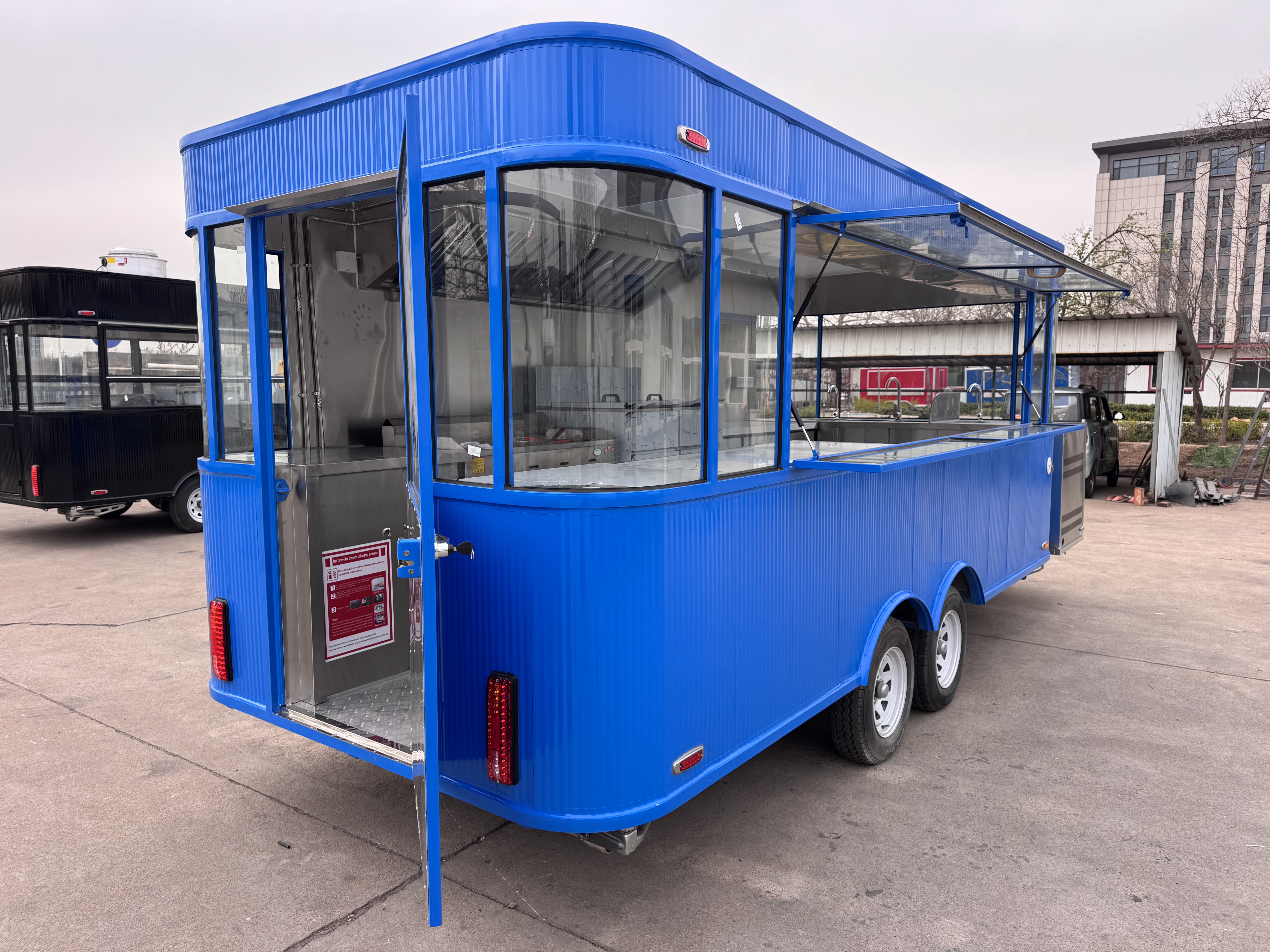 The high-appearment-level blue four-wheel dining truck creates a new landmark for trendy mobile dining