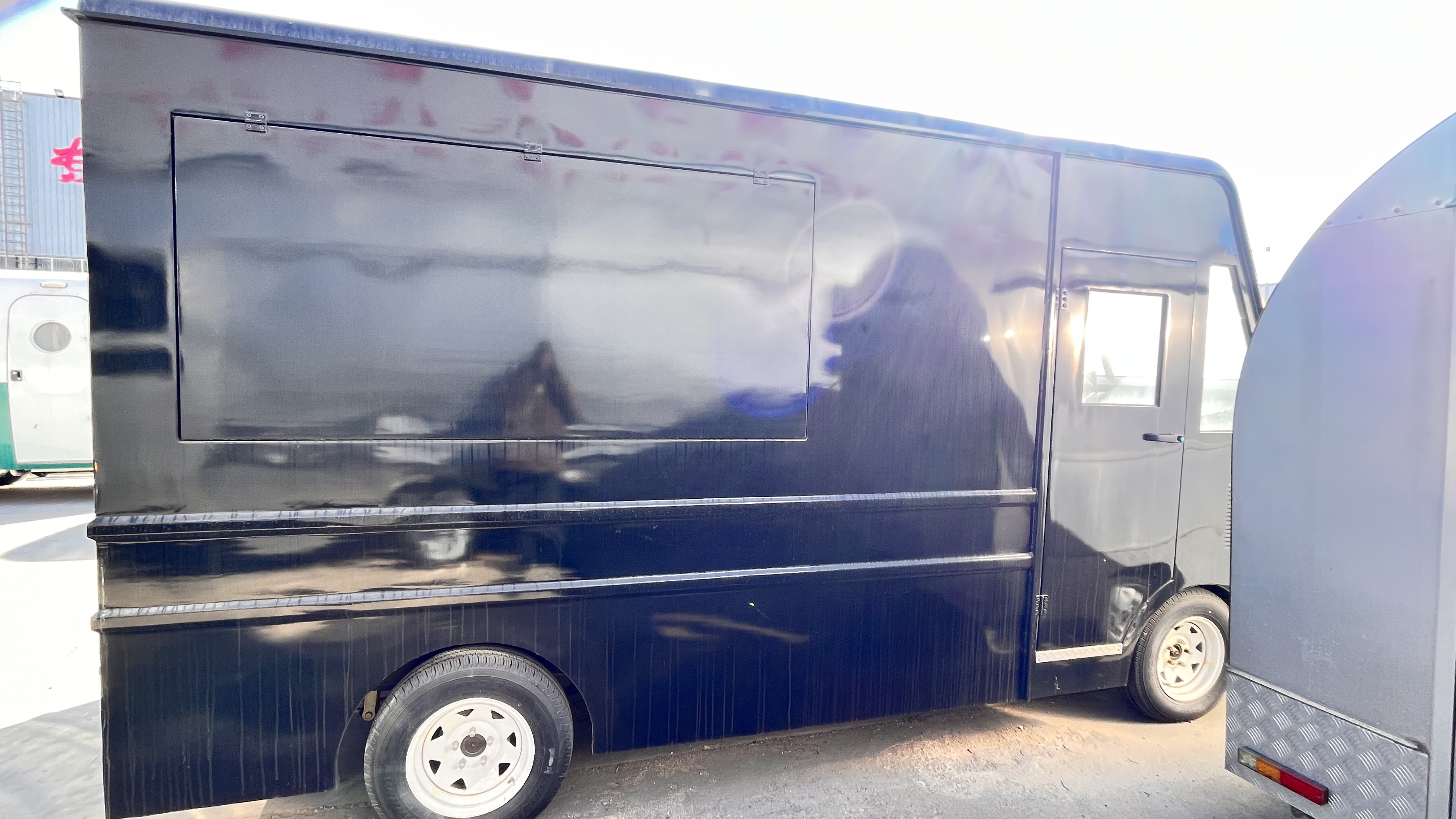 Luxurious black American-style large truck: high-end configuration, outstanding performancec