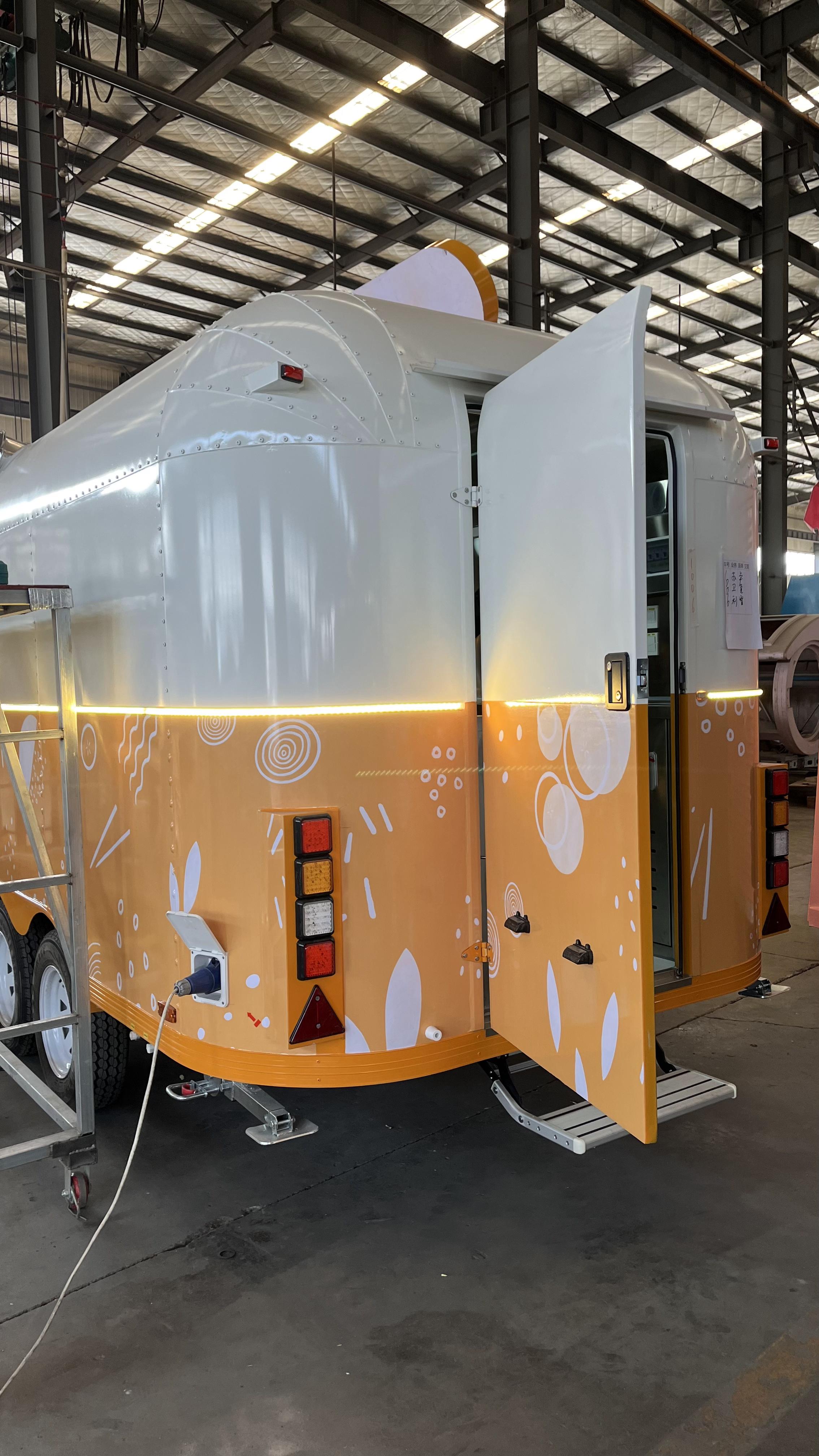 Qingfeng Food trailer, with a modular design for flexible modification, is suitable for all scenarios including tea drinking and baking