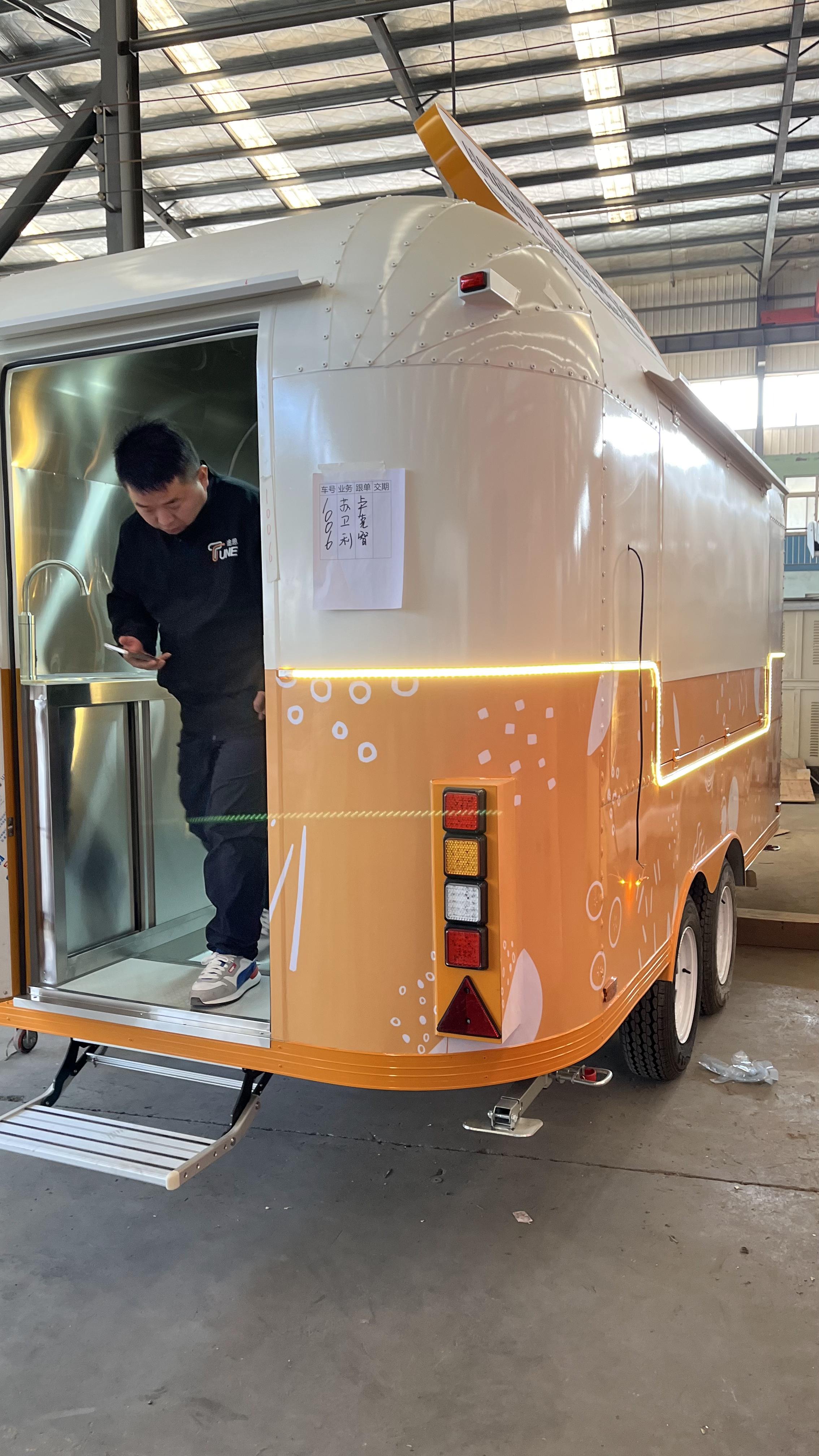 Qingfeng Food trailer, with a modular design for flexible modification, is suitable for all scenarios including tea drinking and baking