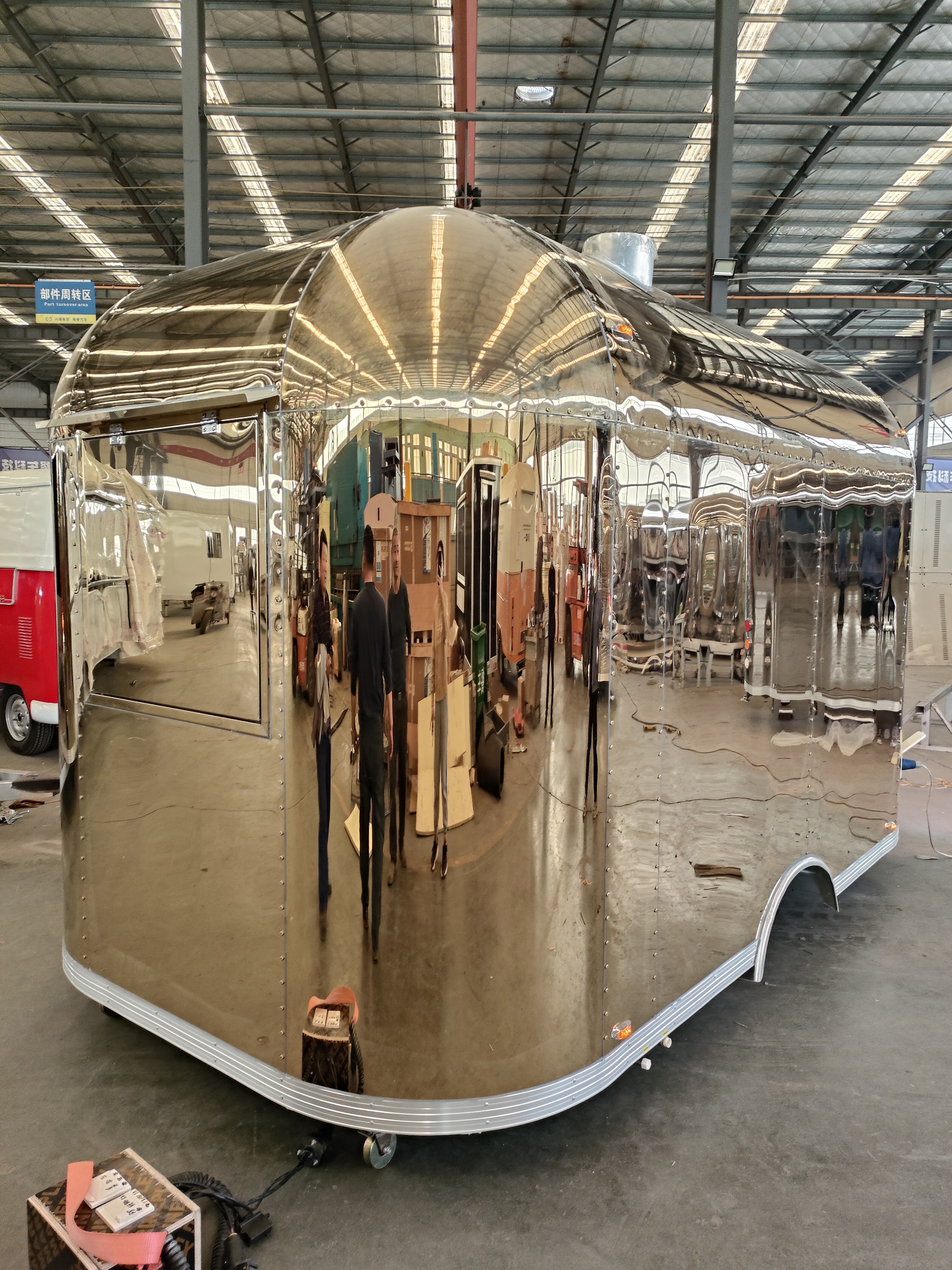 Golden Mirror food truck: A multi-functional mobile food station, meeting diverse catering needs