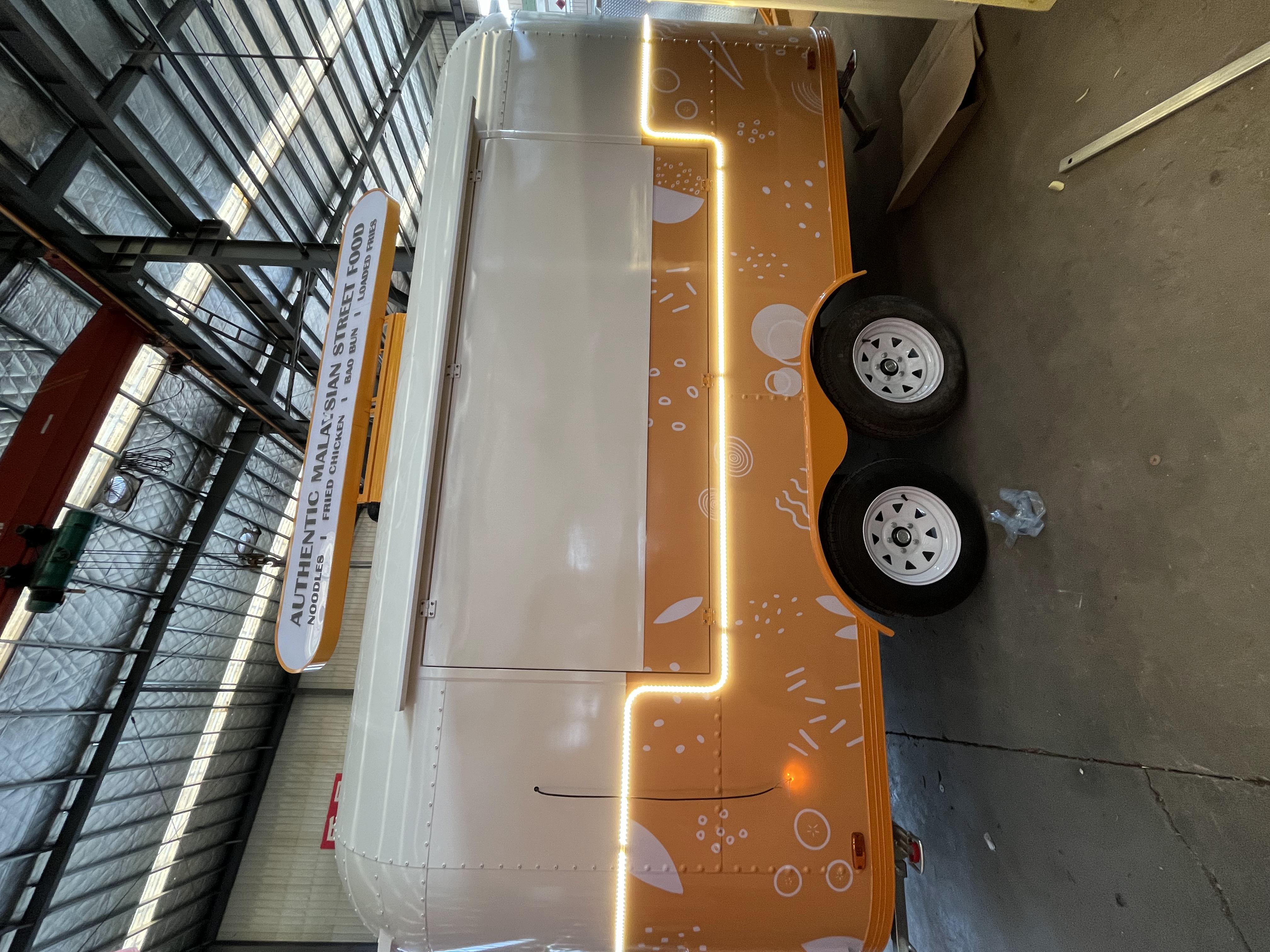 Qingfeng Food trailer, with a modular design for flexible modification, is suitable for all scenarios including tea drinking and baking