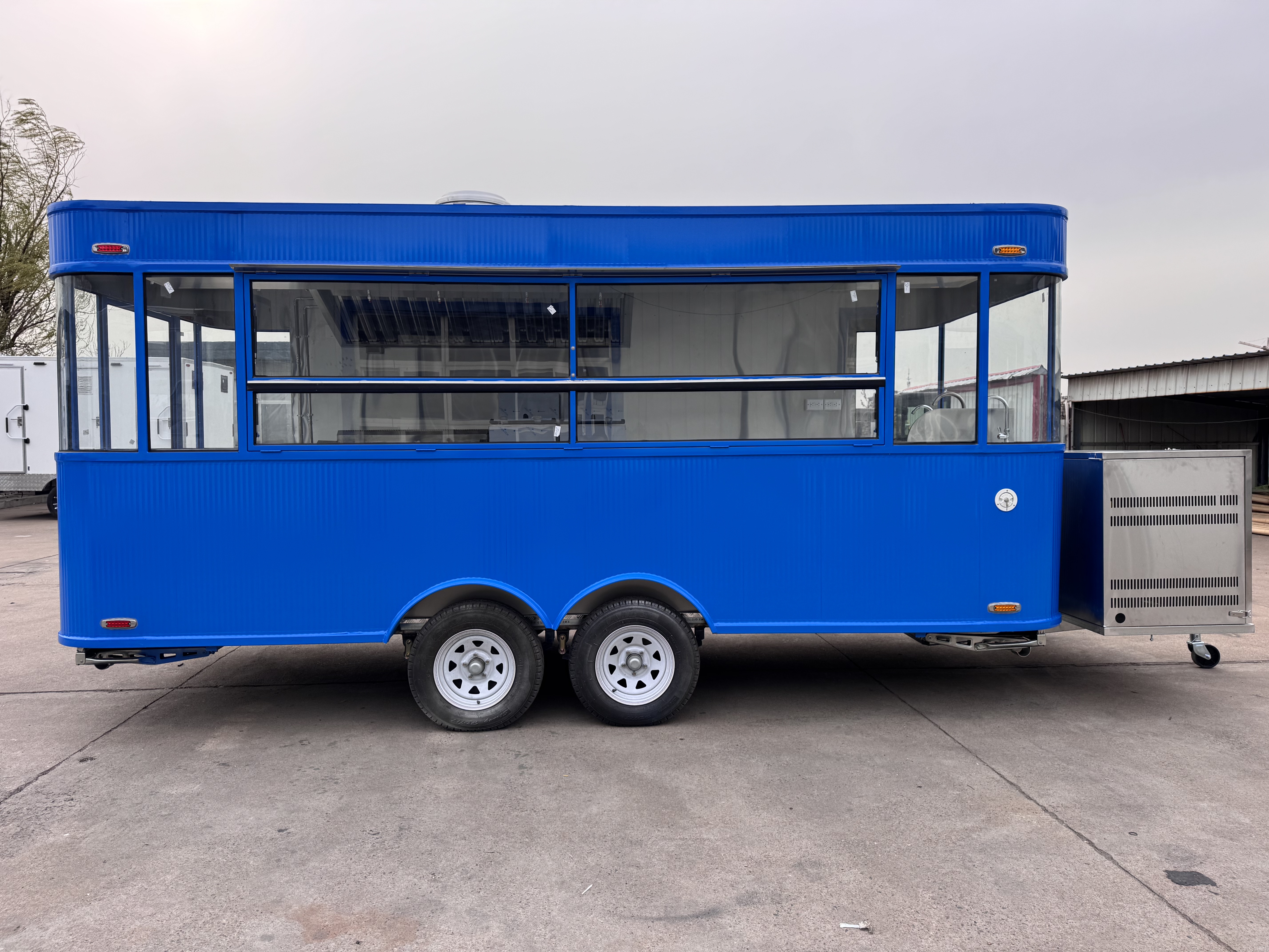 The high-appearment-level blue four-wheel dining truck creates a new landmark for trendy mobile dining