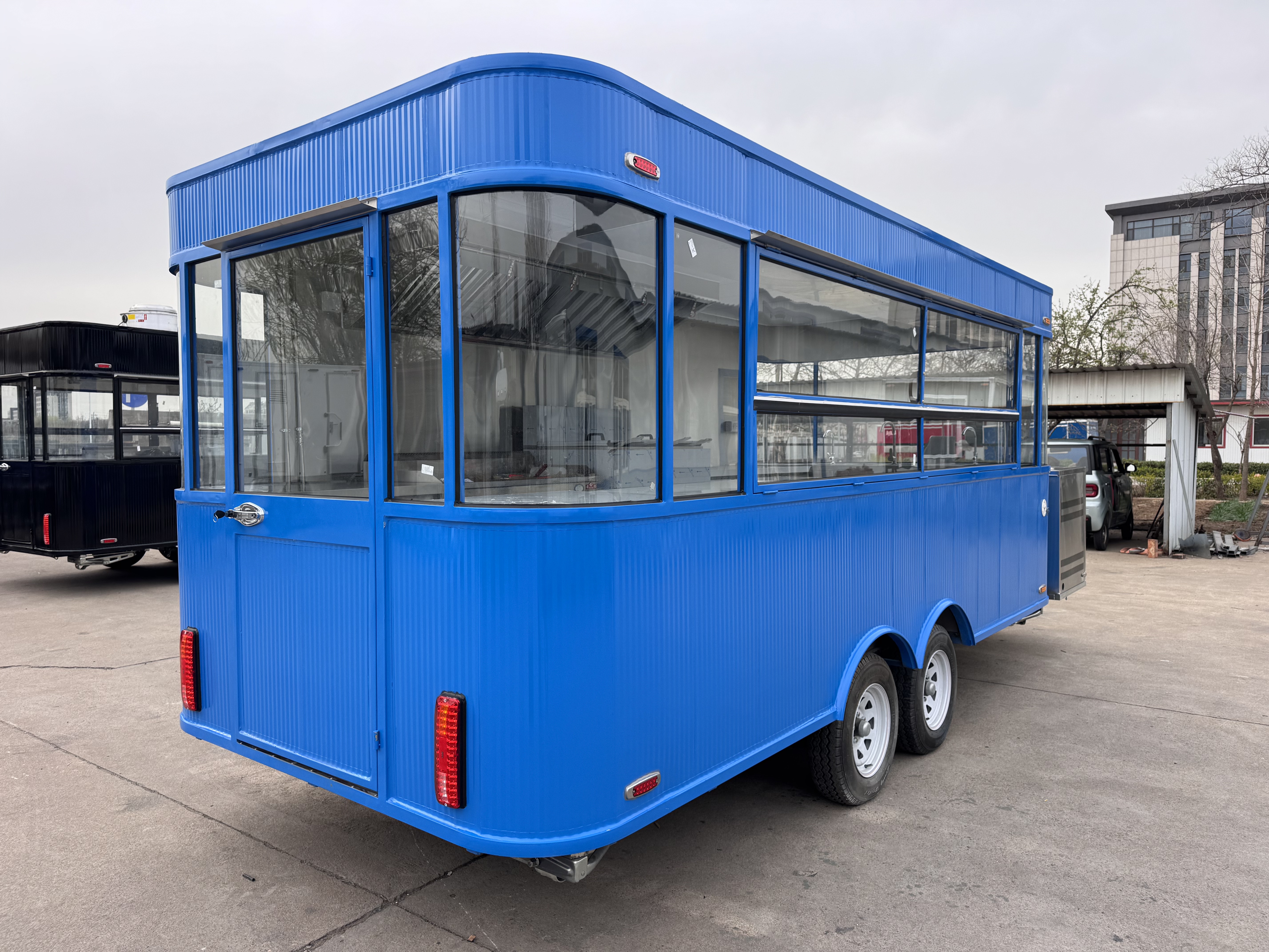 The high-appearment-level blue four-wheel dining truck creates a new landmark for trendy mobile dining