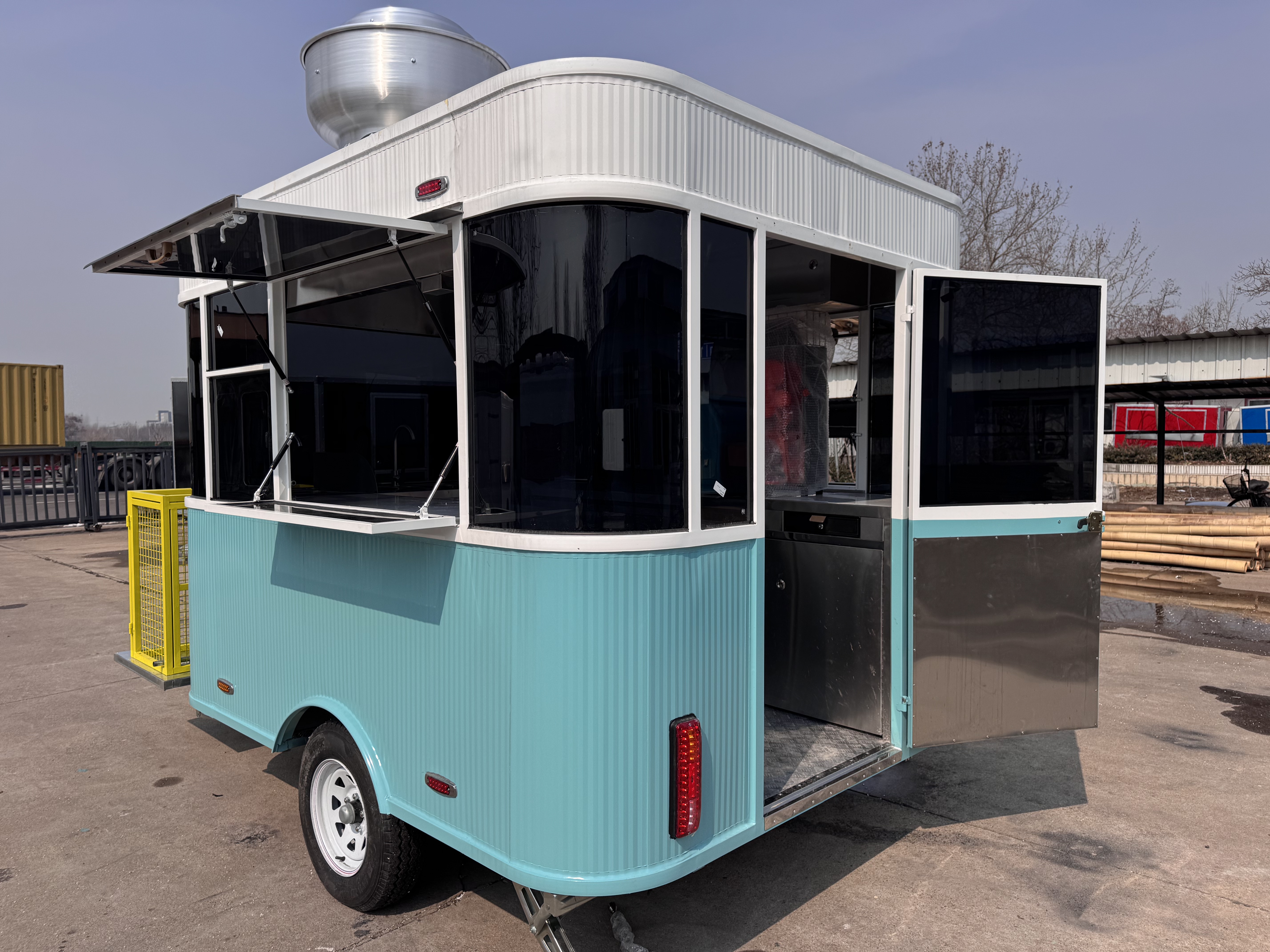 Blue and white dreamy four-wheel square food truck, a mobile food wealth creation tool
