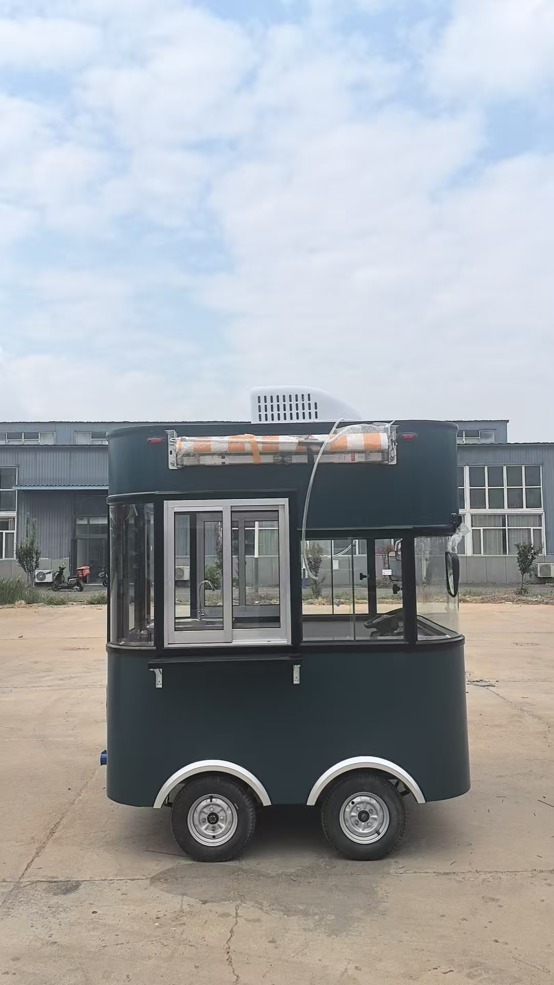 A must-have for green travel! 2.1-meter electric four-wheeler, flexible control, easily handles various road conditions, accompanying you for convenient travel