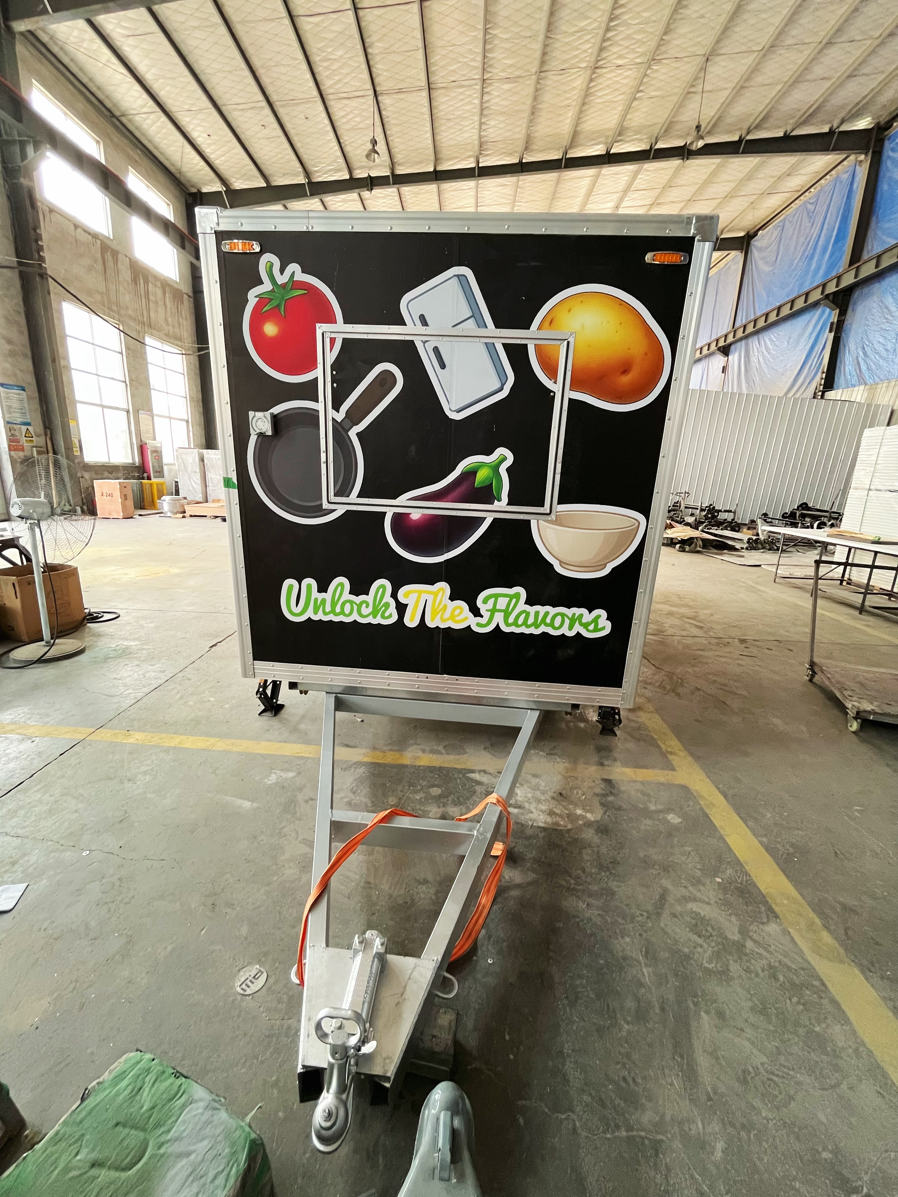 Square shape · Free movement! Square movable food cart | Four-wheel swivel wheels, the stall location can be changed at will