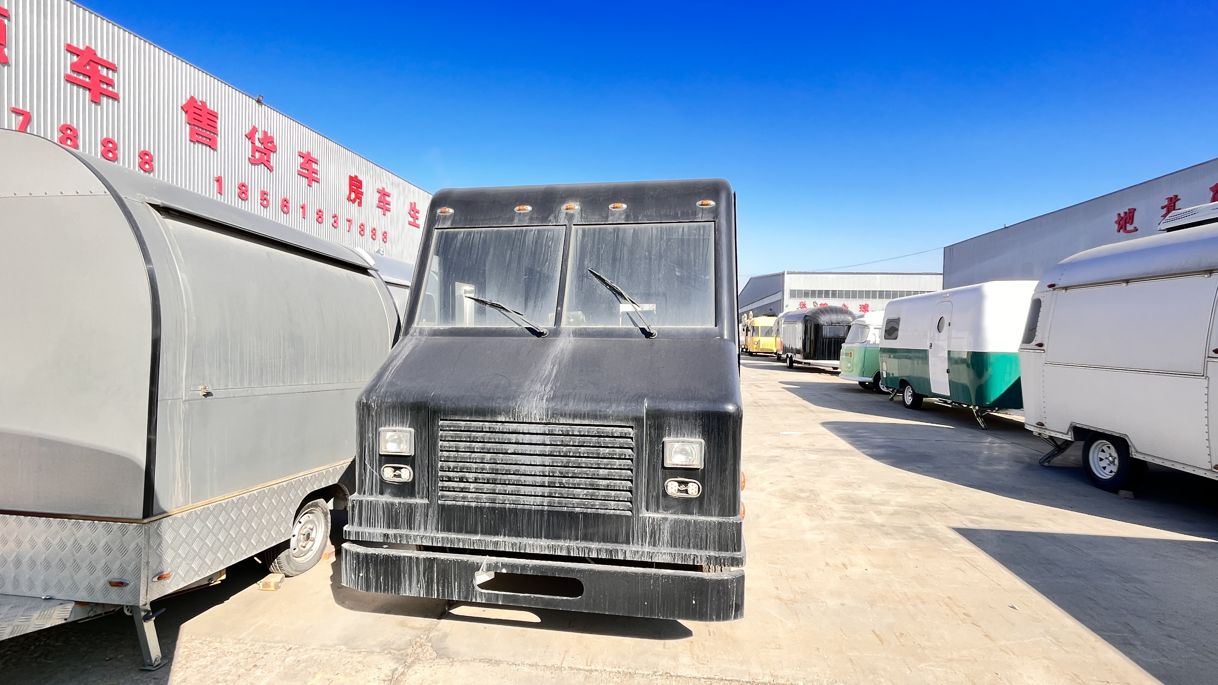 Luxurious black American-style large truck: high-end configuration, outstanding performancec
