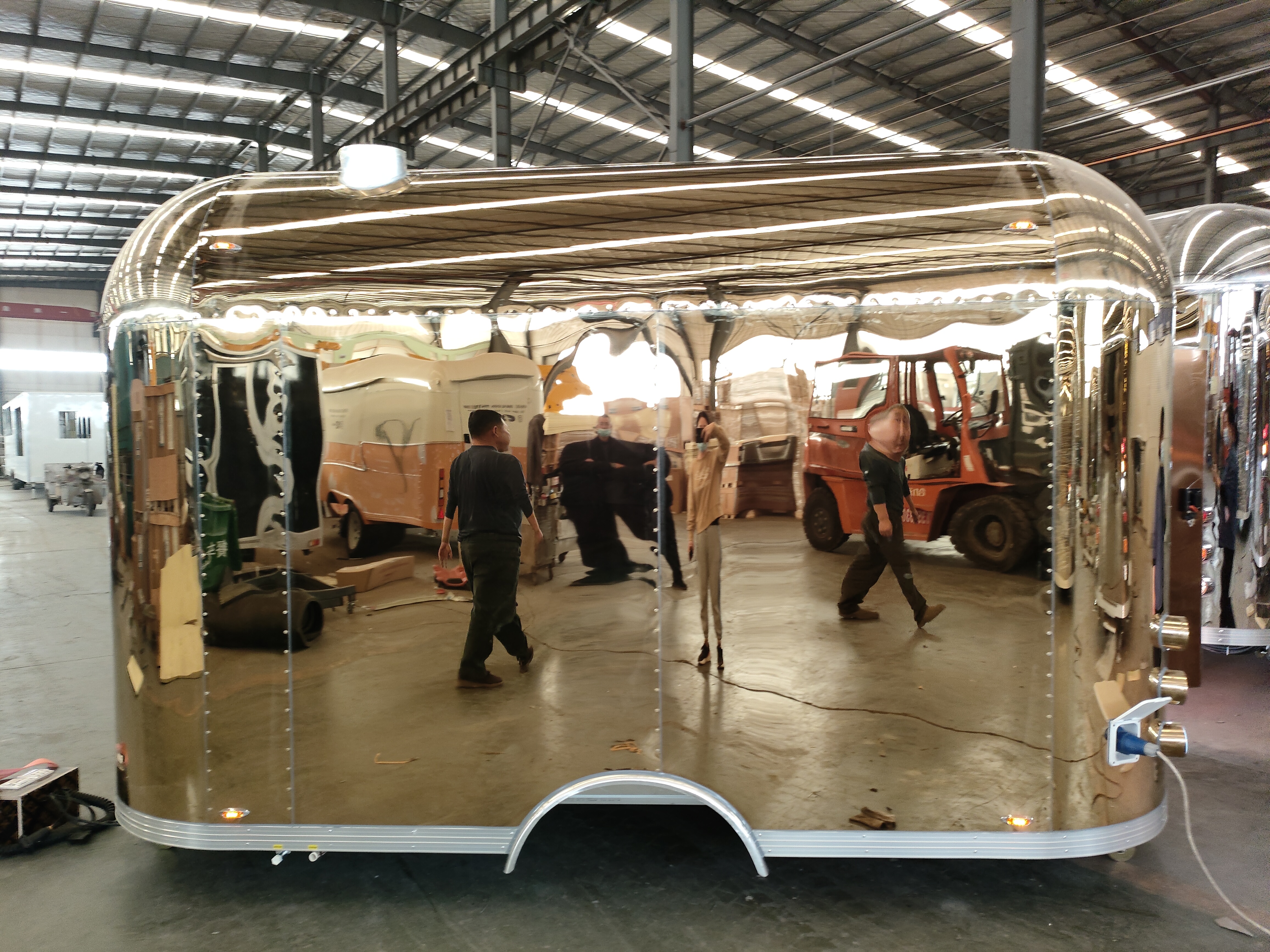 Golden Mirror food truck: A multi-functional mobile food station, meeting diverse catering needs