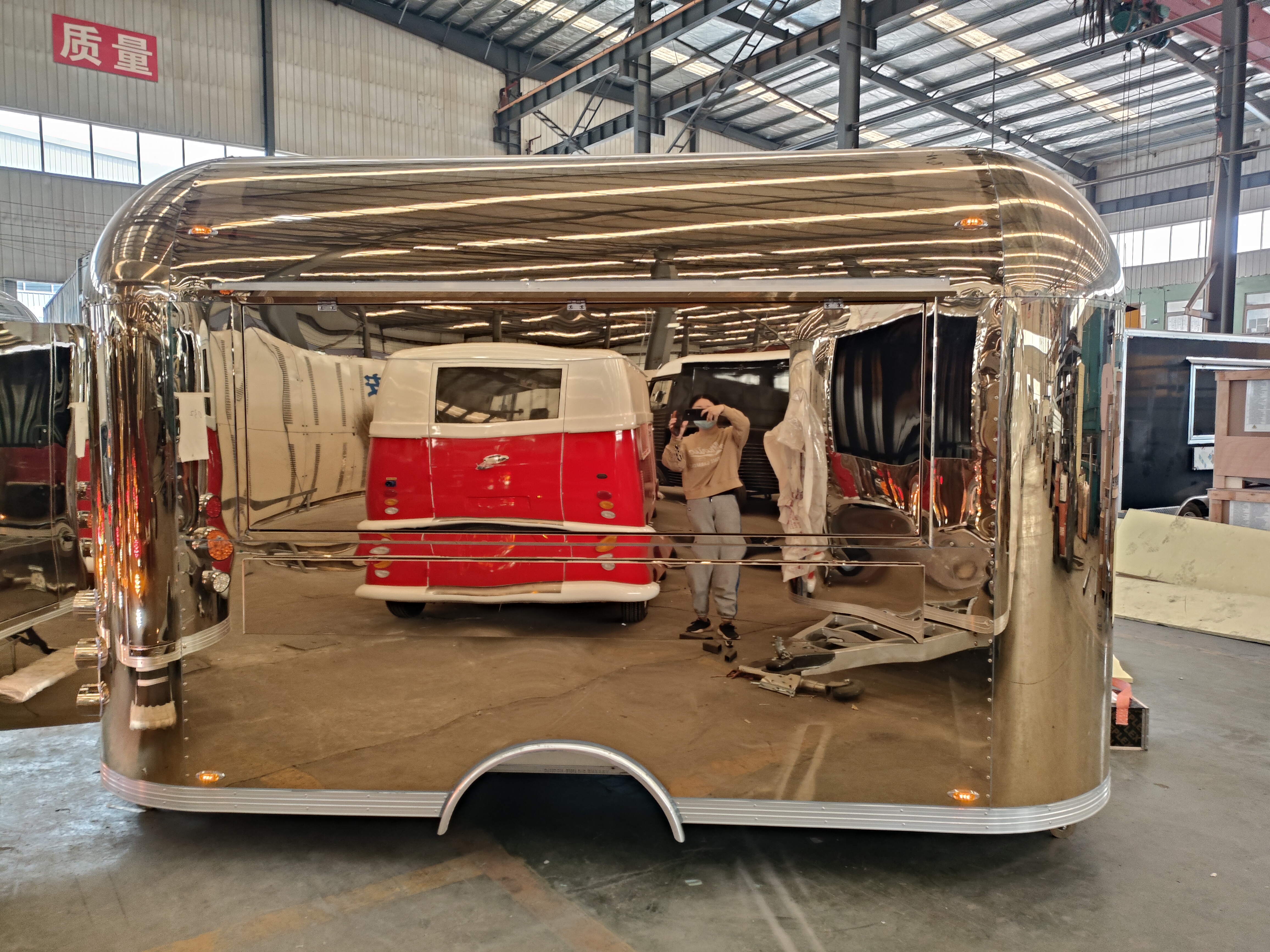 Golden Mirror food truck: A multi-functional mobile food station, meeting diverse catering needs