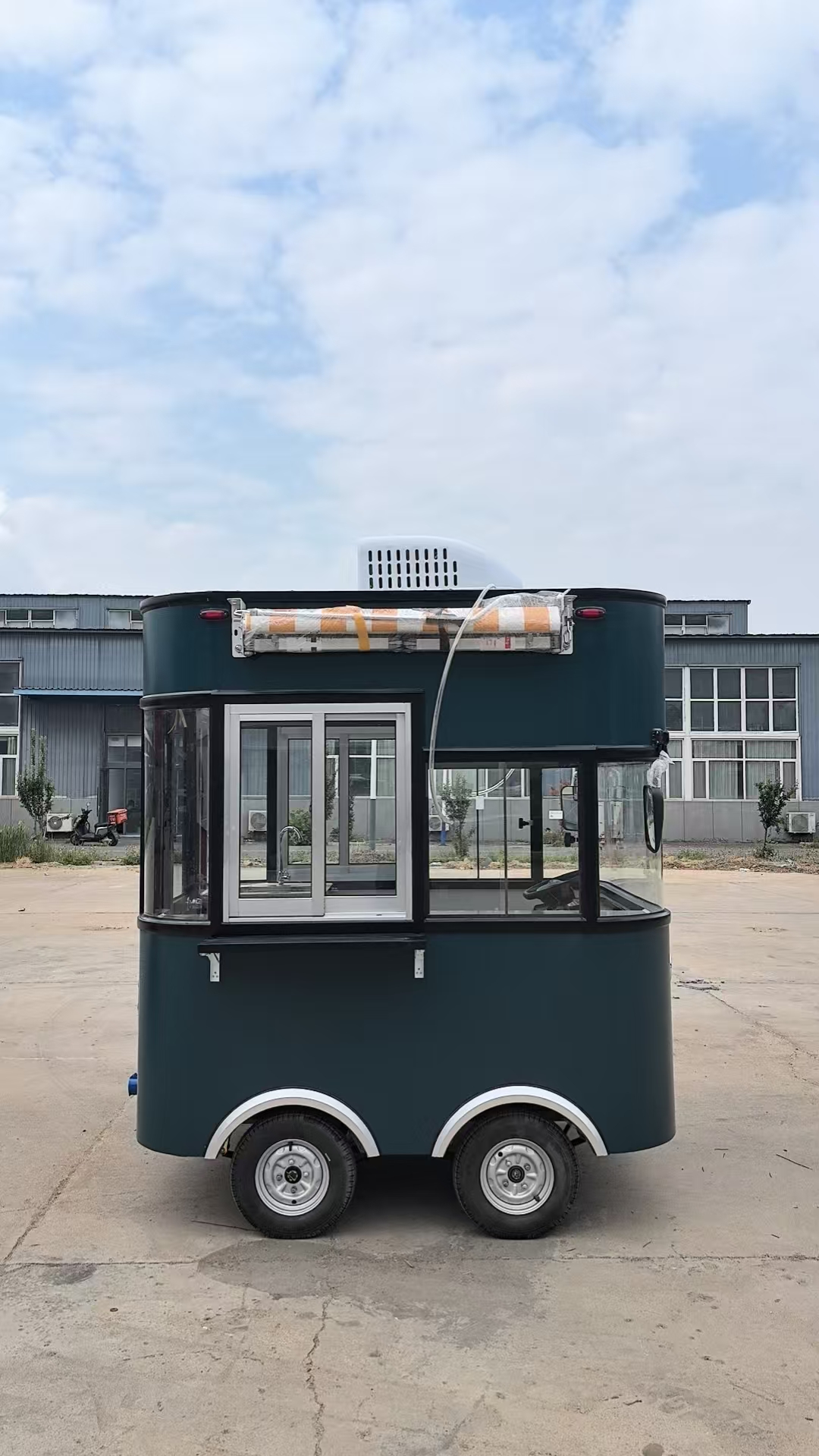 A must-have for green travel! 2.1-meter electric four-wheeler, flexible control, easily handles various road conditions, accompanying you for convenient travel