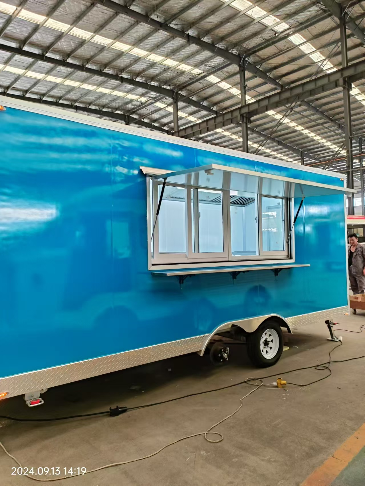 Fashionable blue square trailer, combining appearance and practicality