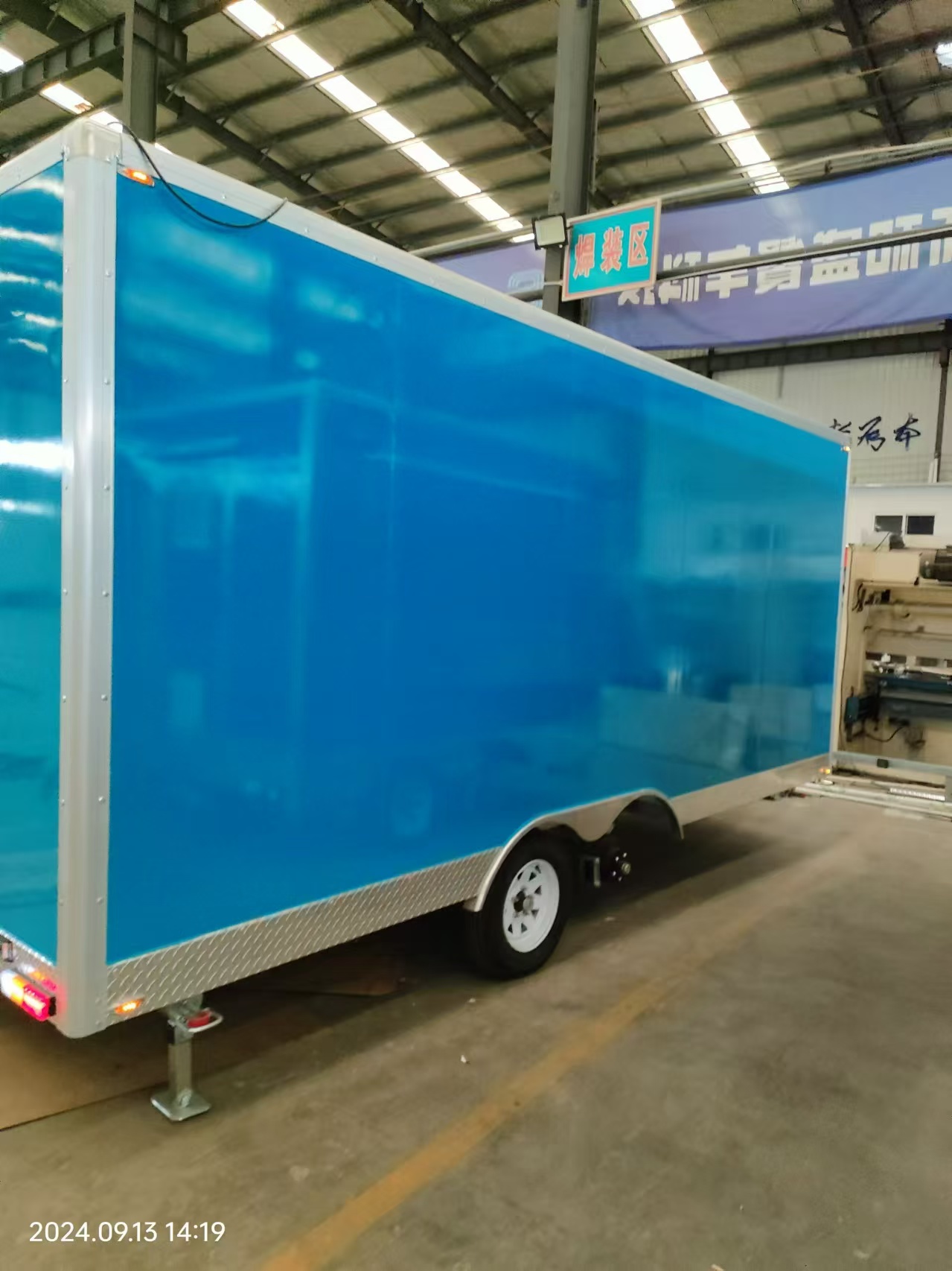 Fashionable blue square trailer, combining appearance and practicality