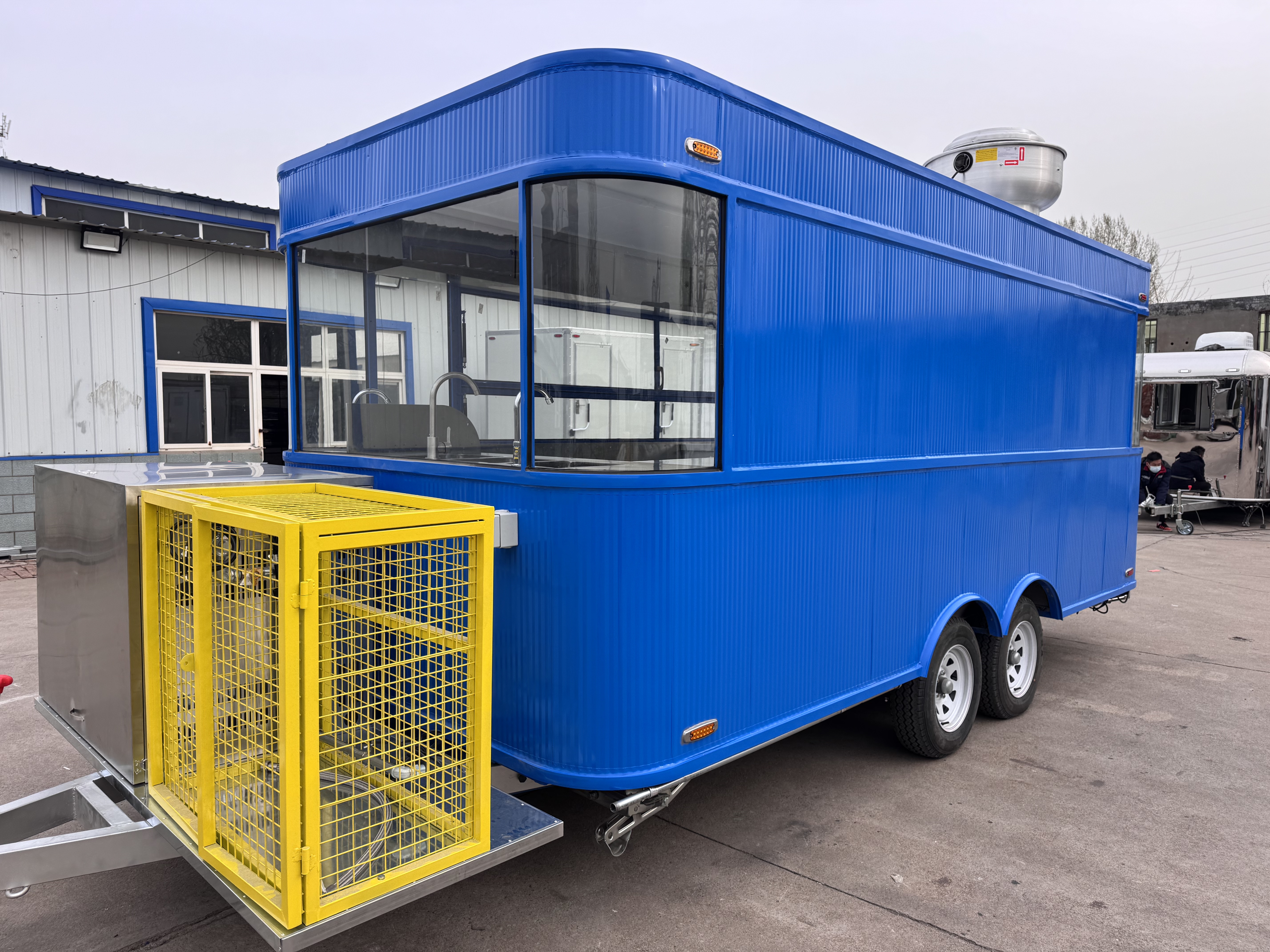 The high-appearment-level blue four-wheel dining truck creates a new landmark for trendy mobile dining