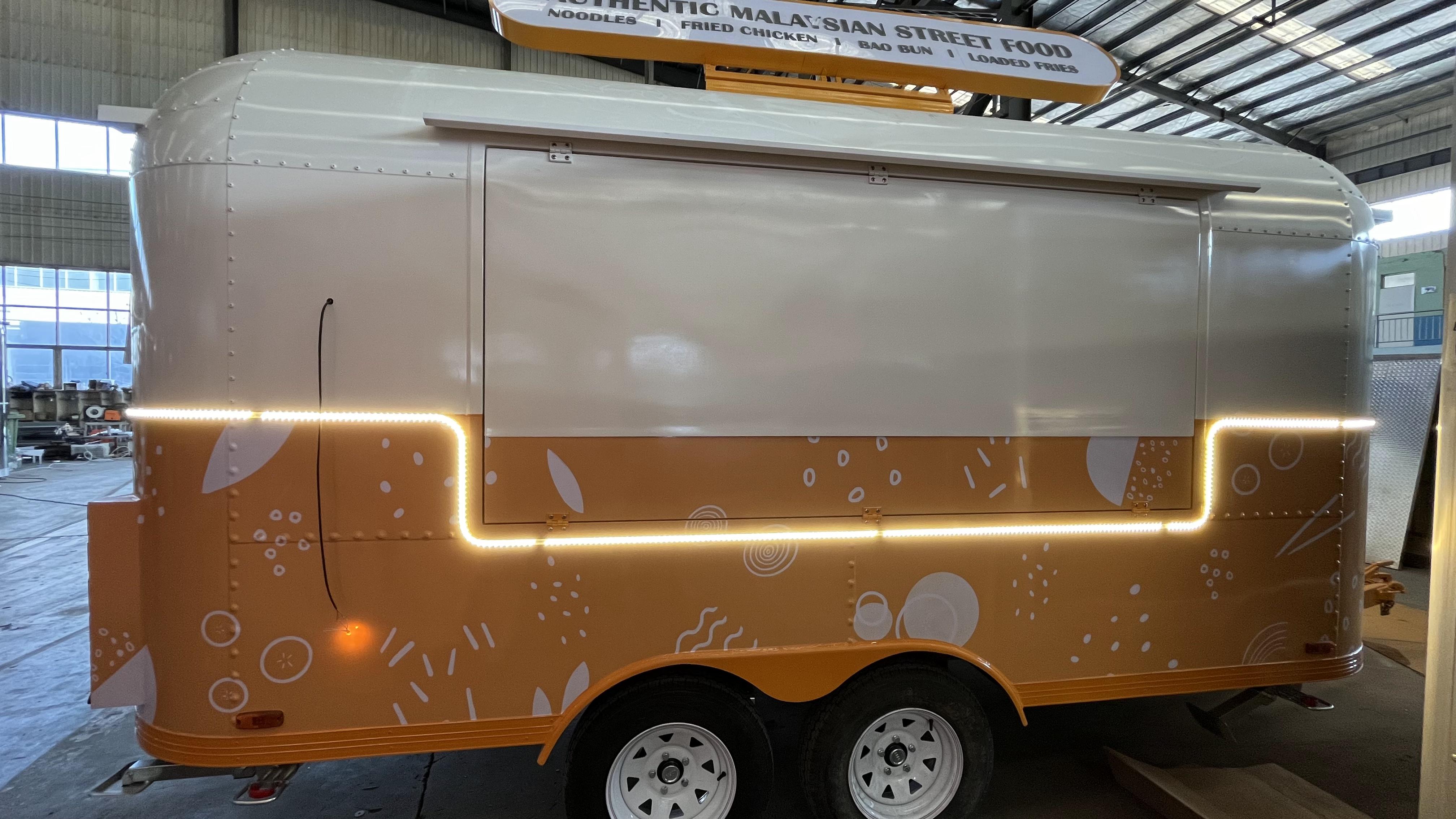 Qingfeng Food trailer, with a modular design for flexible modification, is suitable for all scenarios including tea drinking and baking