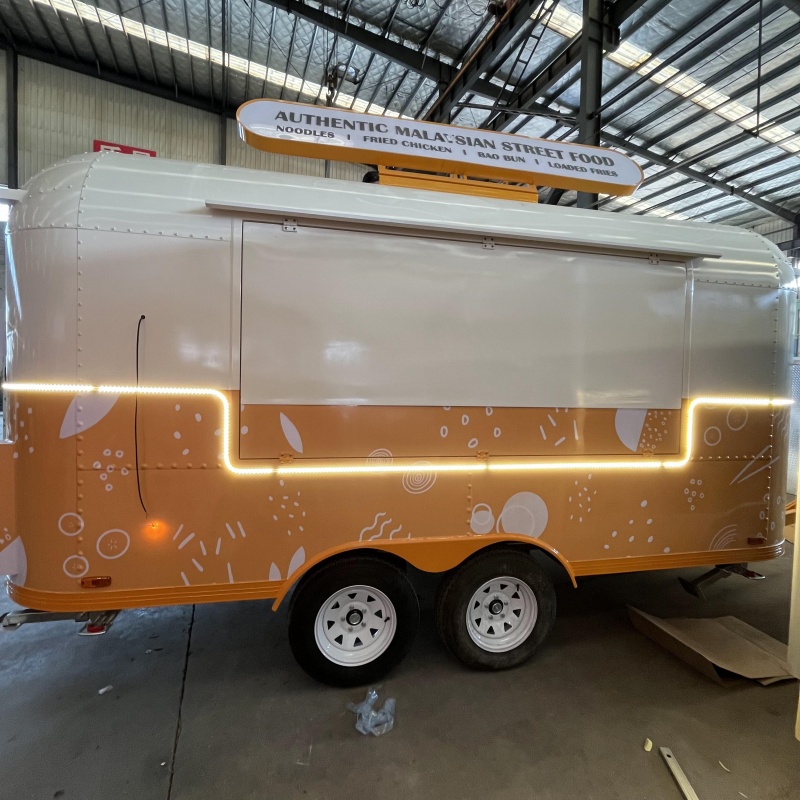 Qingfeng Food trailer, with a modular design for flexible modification, is suitable for all scenarios including tea drinking and baking