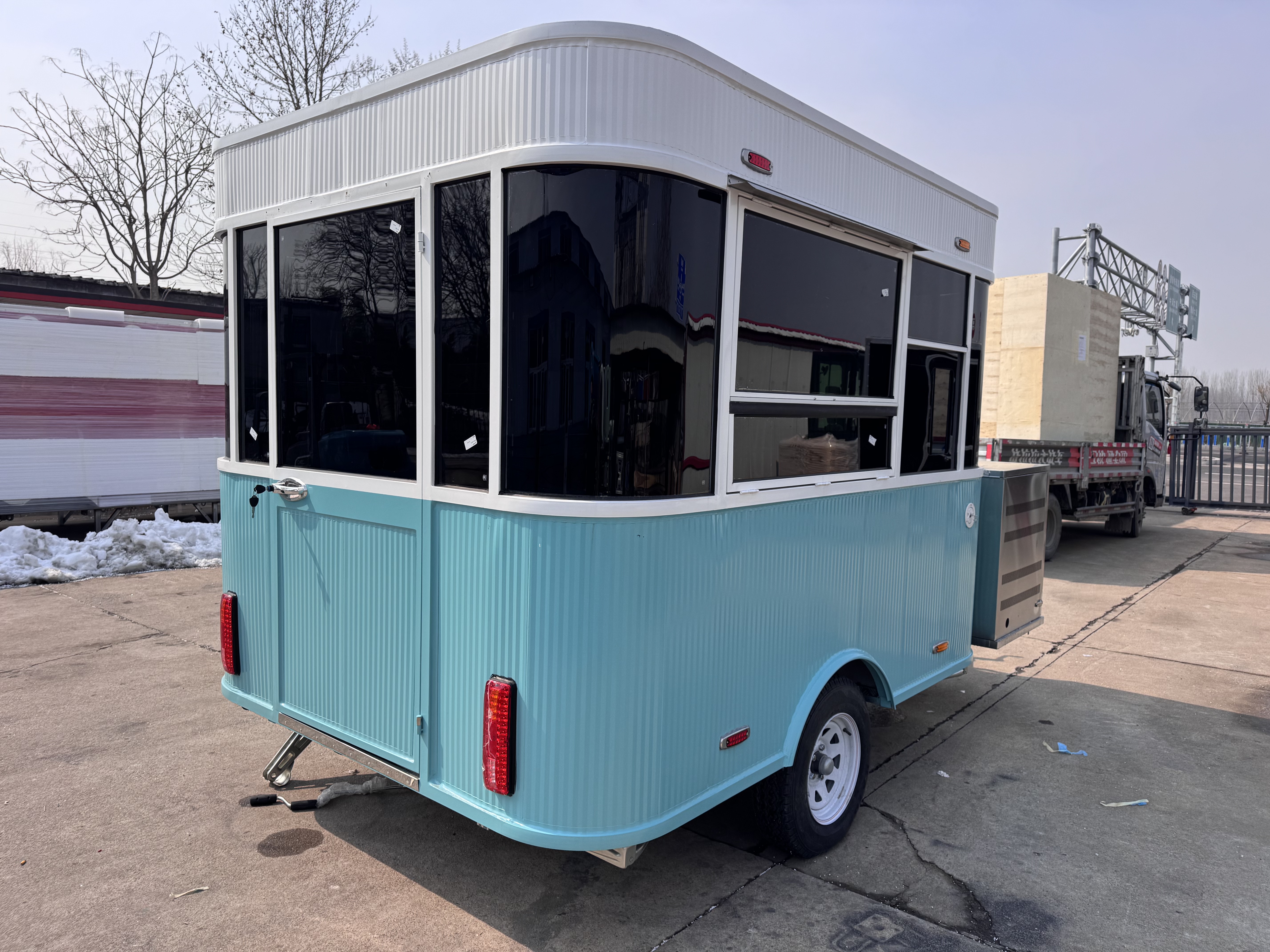 Blue and white dreamy four-wheel square food truck, a mobile food wealth creation tool