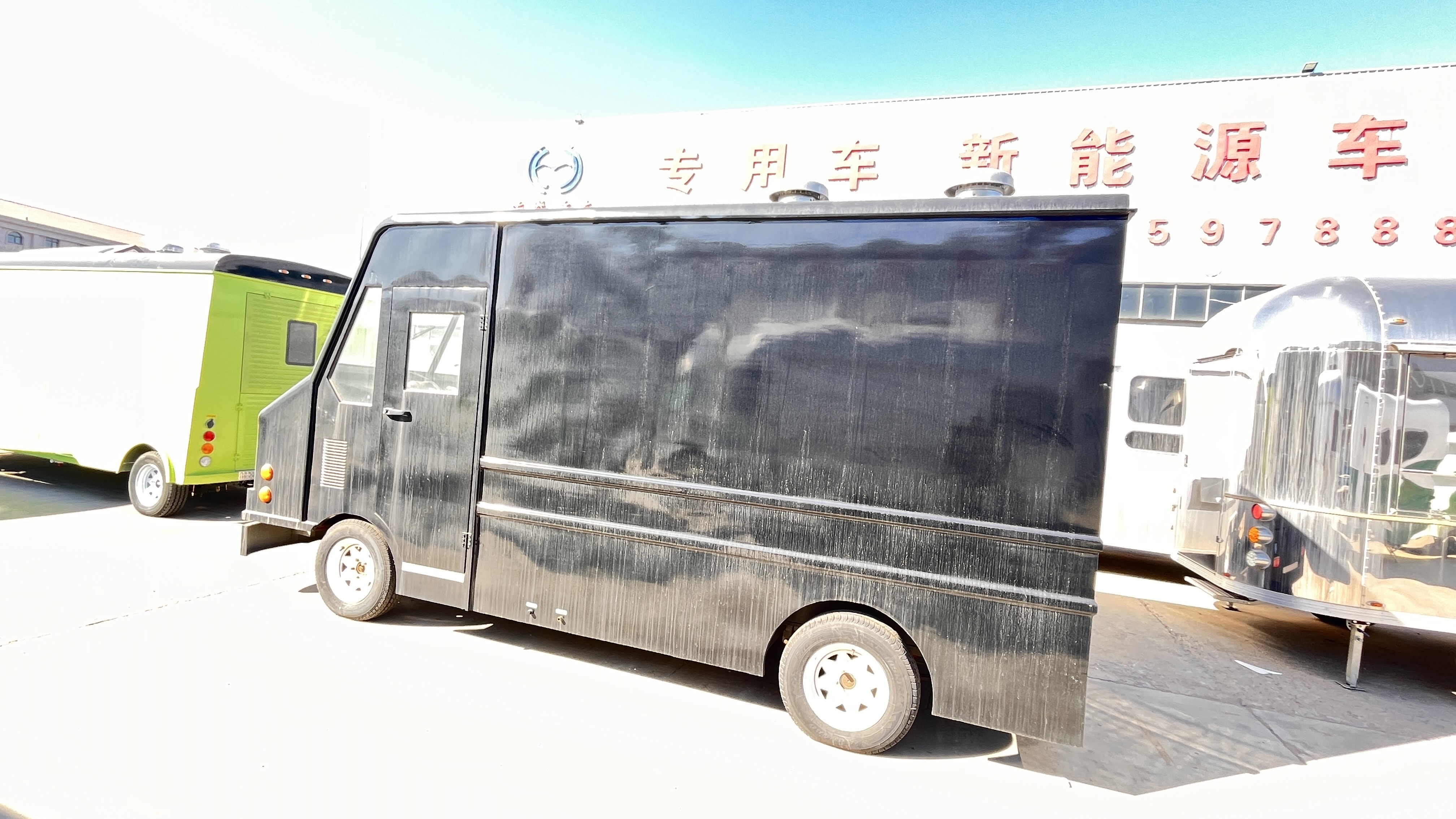 Luxurious black American-style large truck: high-end configuration, outstanding performancec