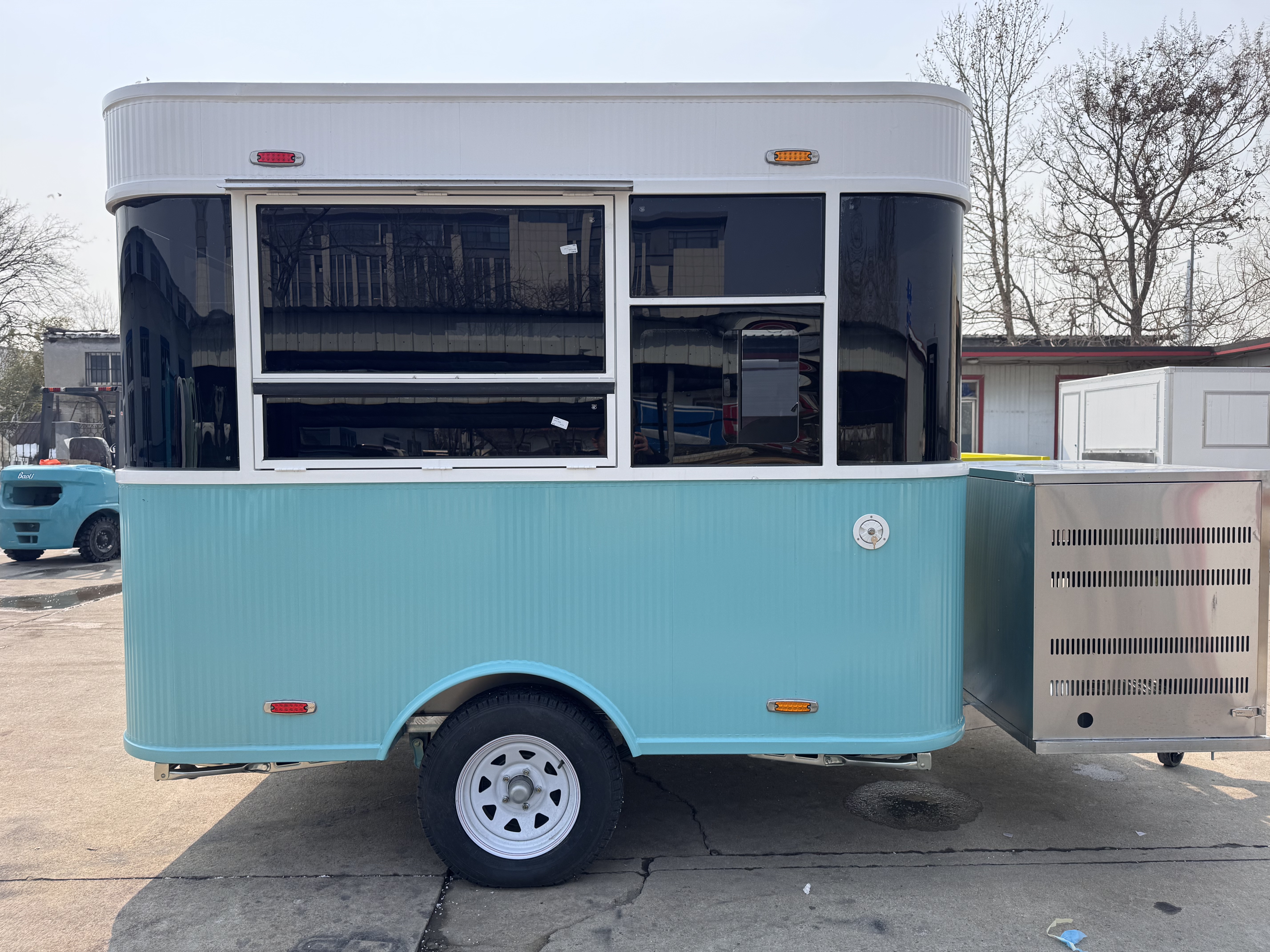 Blue and white dreamy four-wheel square food truck, a mobile food wealth creation tool