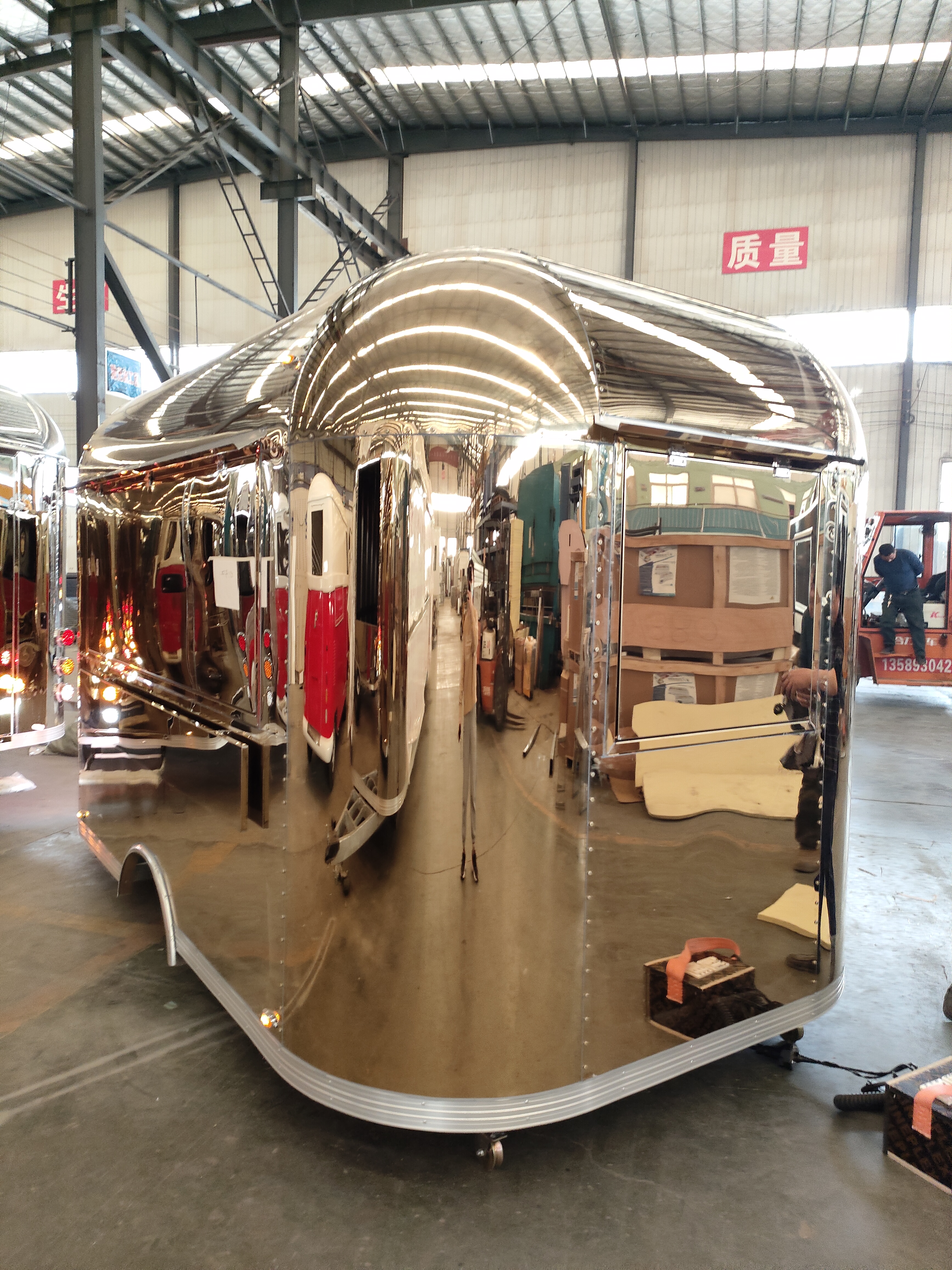 Golden Mirror food truck: A multi-functional mobile food station, meeting diverse catering needs