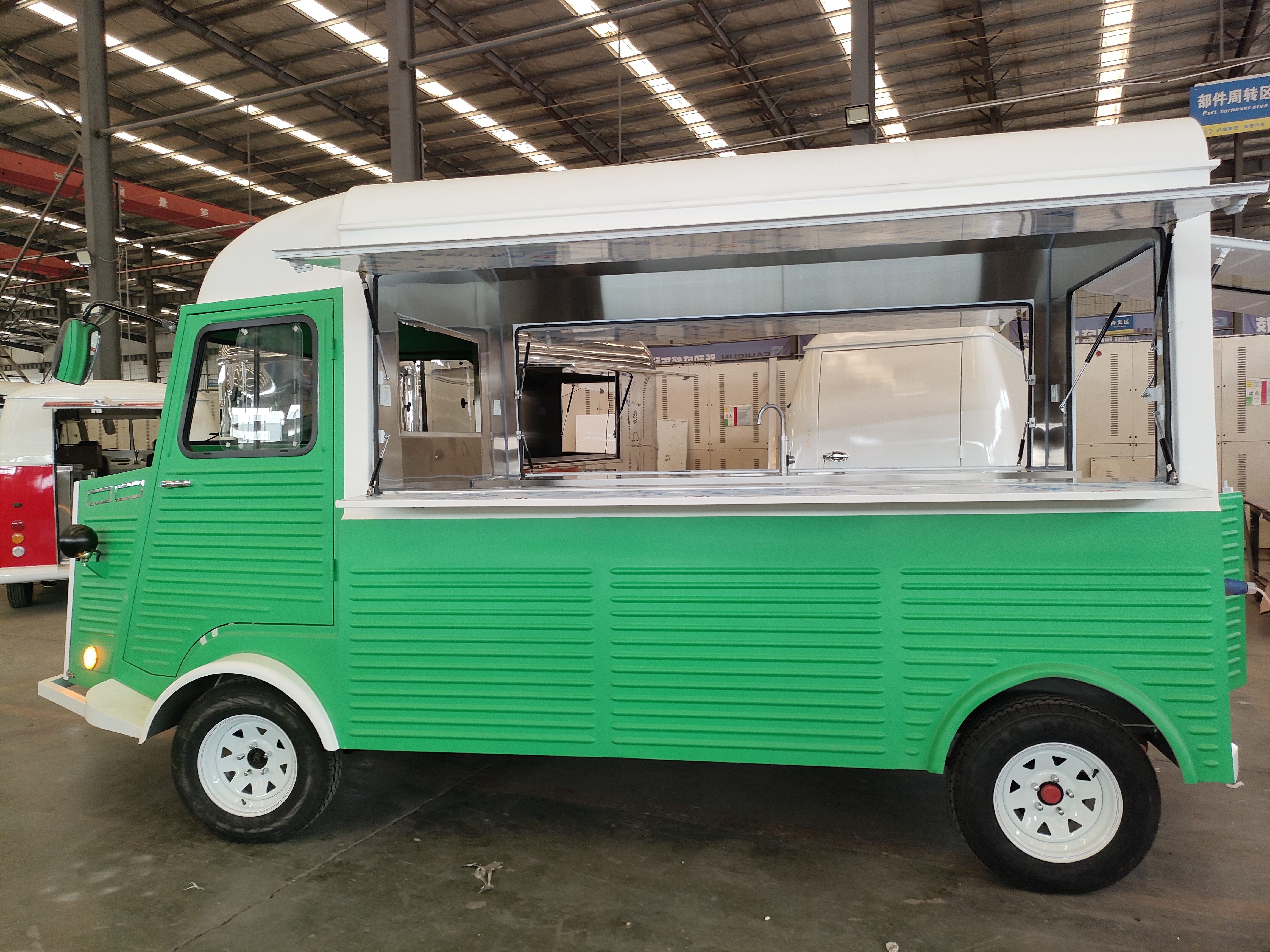 Citroen Green Food Truck: A touch of bright green lights up the market, making every meal full of vitality