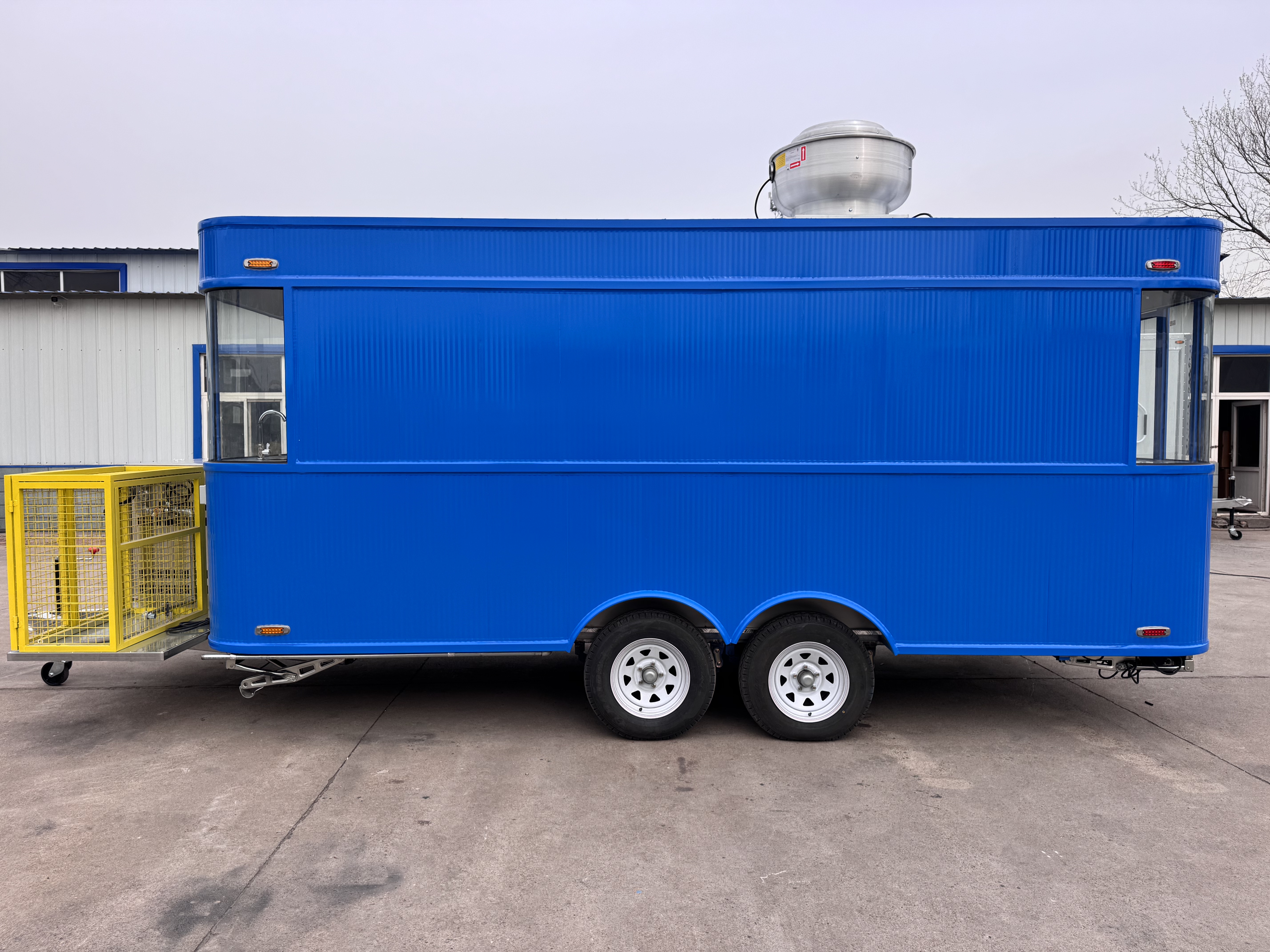 The high-appearment-level blue four-wheel dining truck creates a new landmark for trendy mobile dining