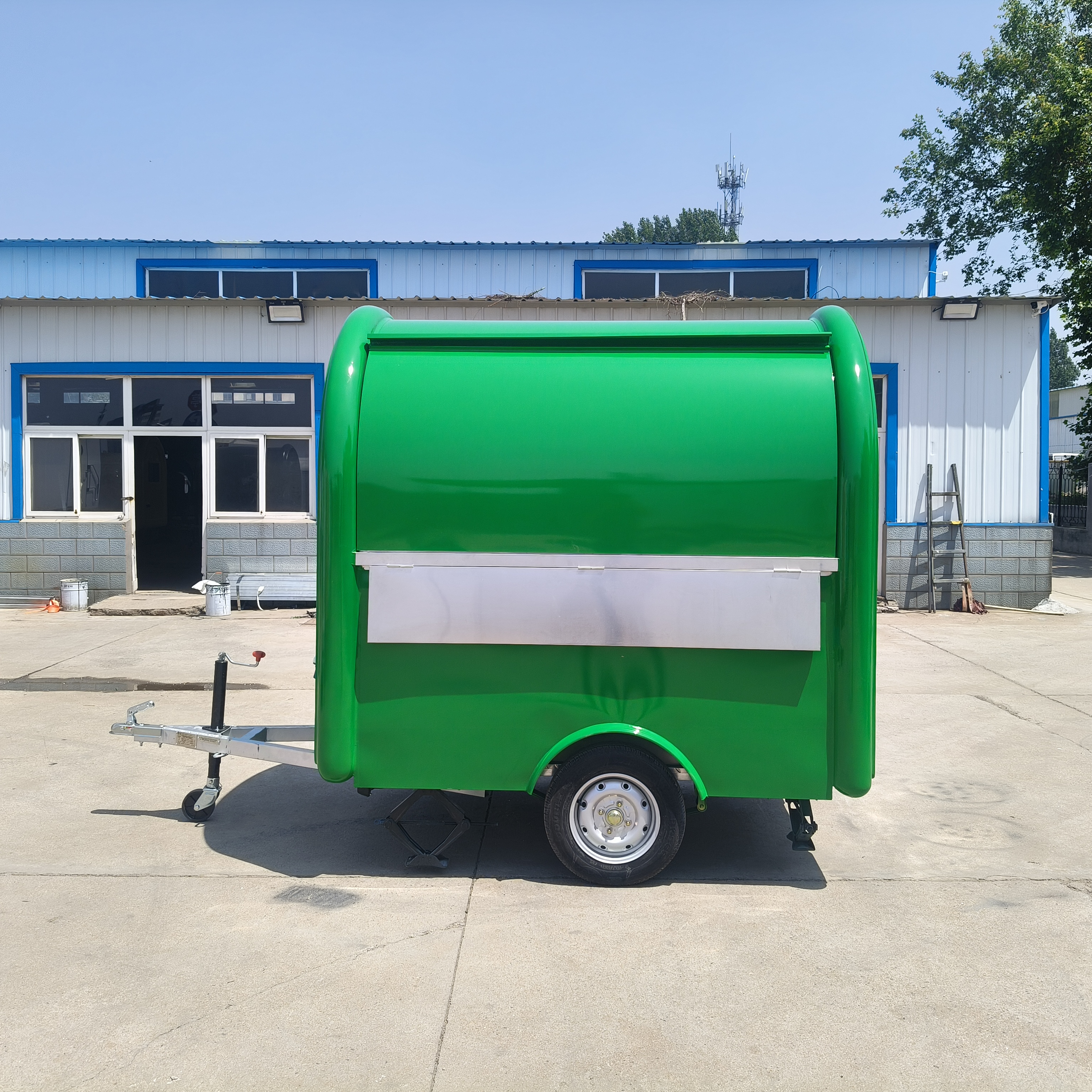 The green small towing food cart is convenient and mobile