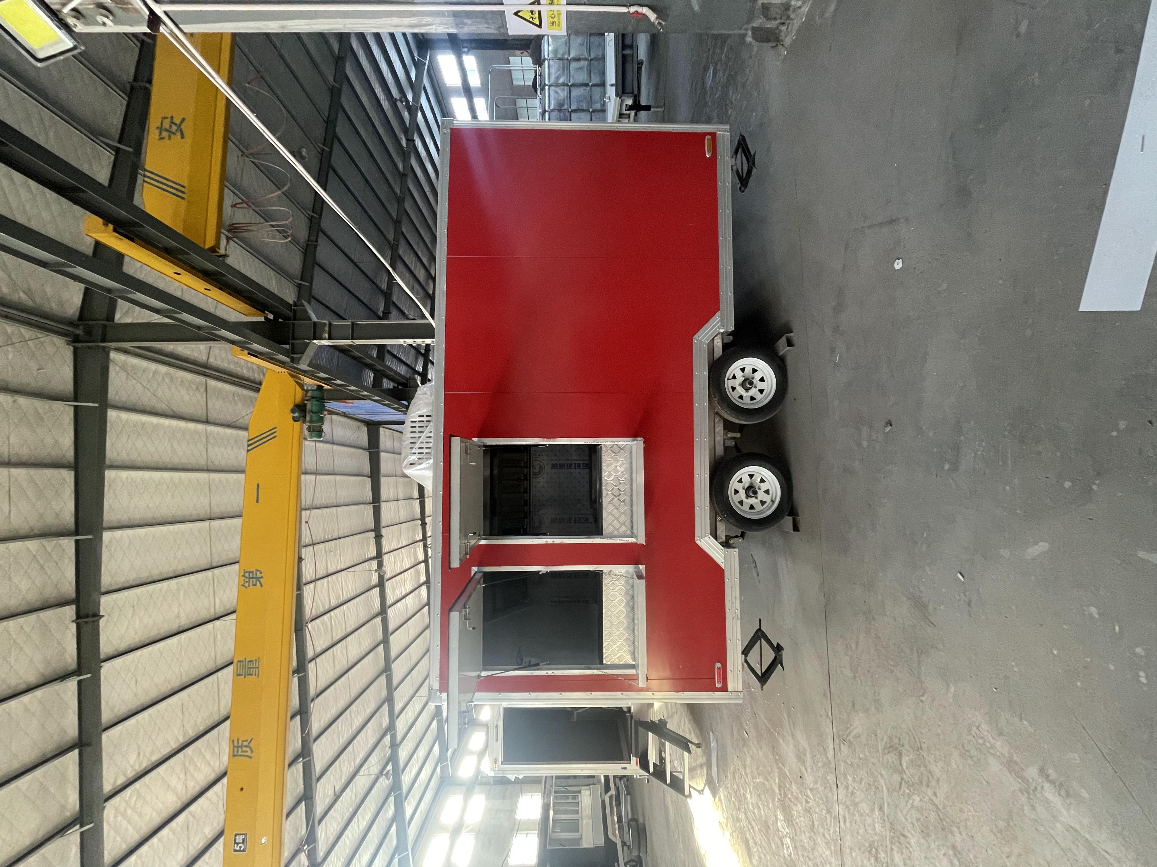 Low fuel consumption traction design! Red trailer food trucks can be towed even by small cars, reducing fuel consumption costs by 40% for starting a business!