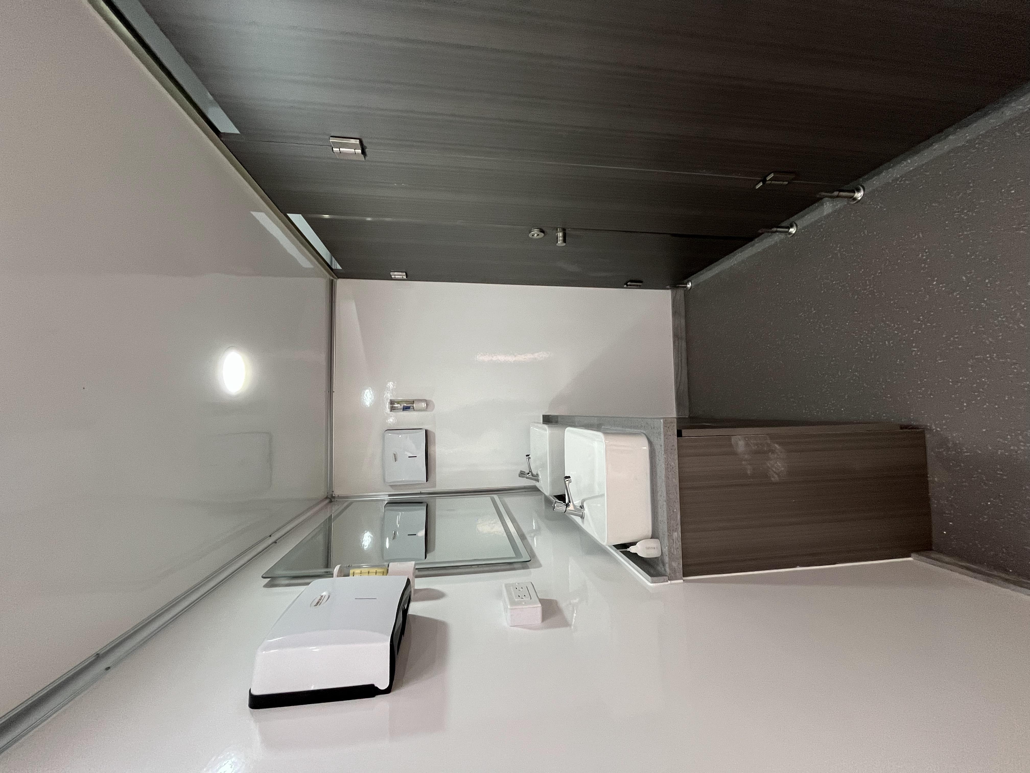 Intelligent sensing white mobile toilet | Automatic flushing + ventilation system, the best choice for upgrading outdoor public toilets