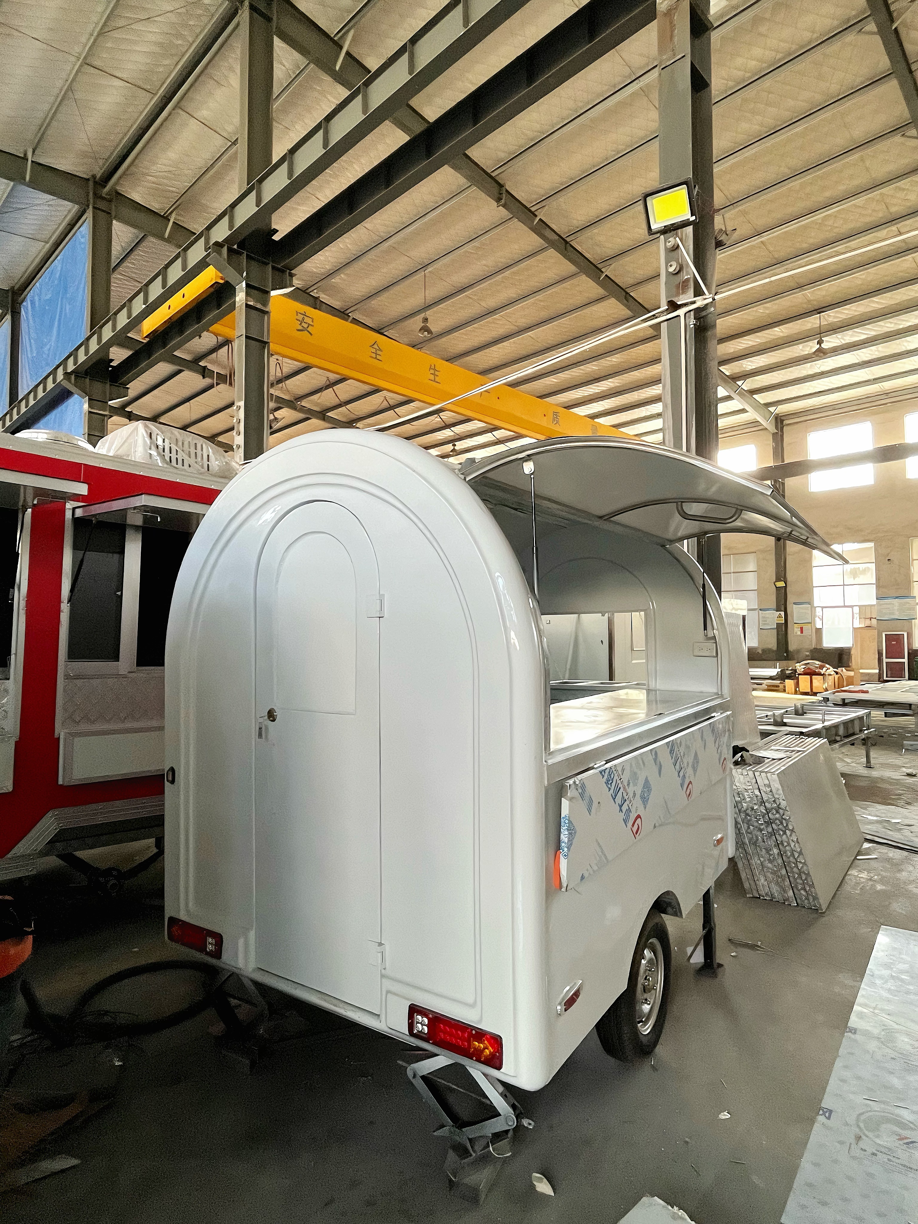 The "Instagram-style white circular food truck" is a popular mobile trailer for check-ins. With a retro design and a waterproof body, it is a must-have for attracting visitors to scenic spots and markets
