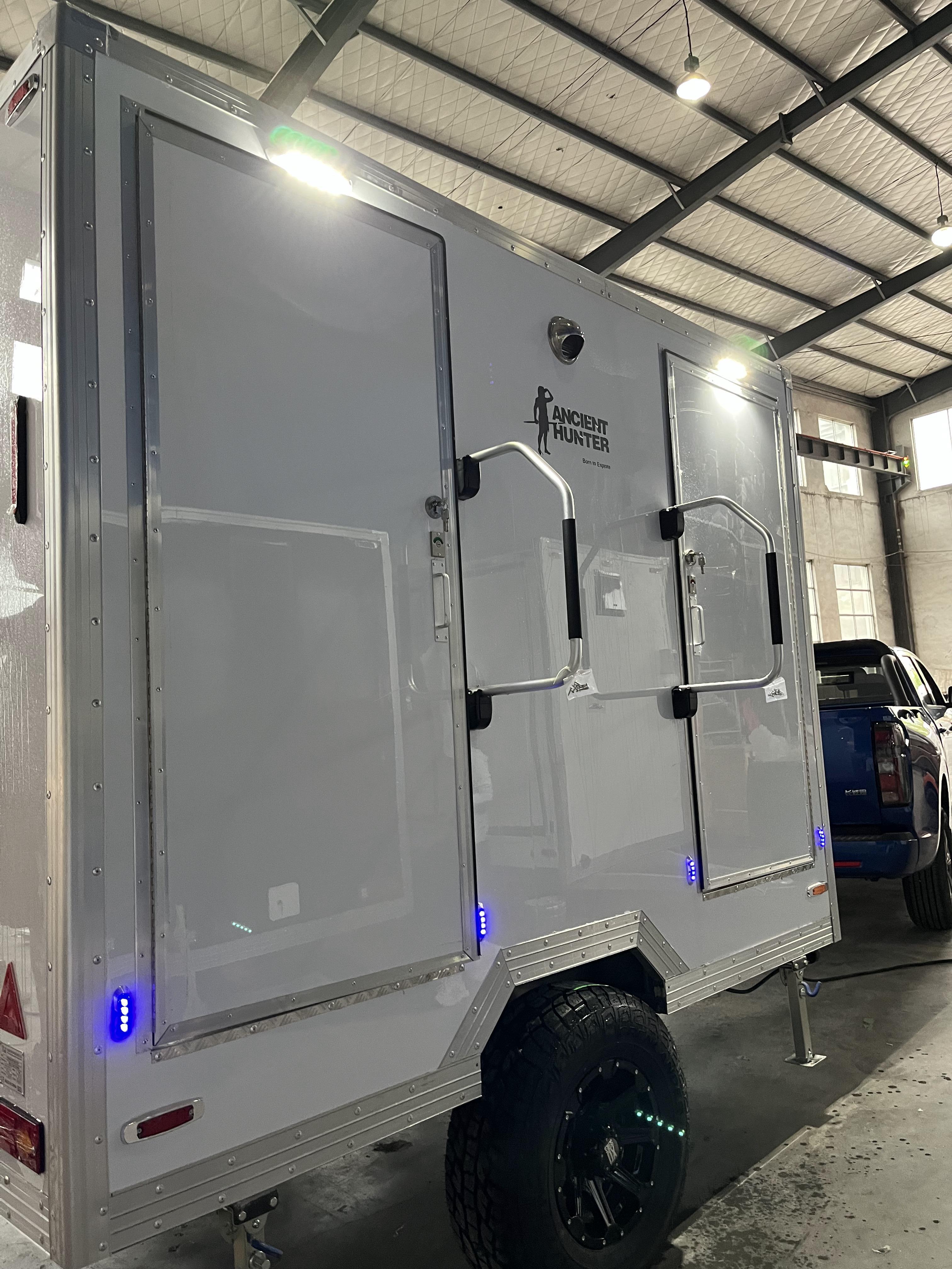 Double toilet cubicle mobile toilet trailer | Two separate toilets for men and women, equipped with a flushing system + washbasin, suitable for multiple people to use
