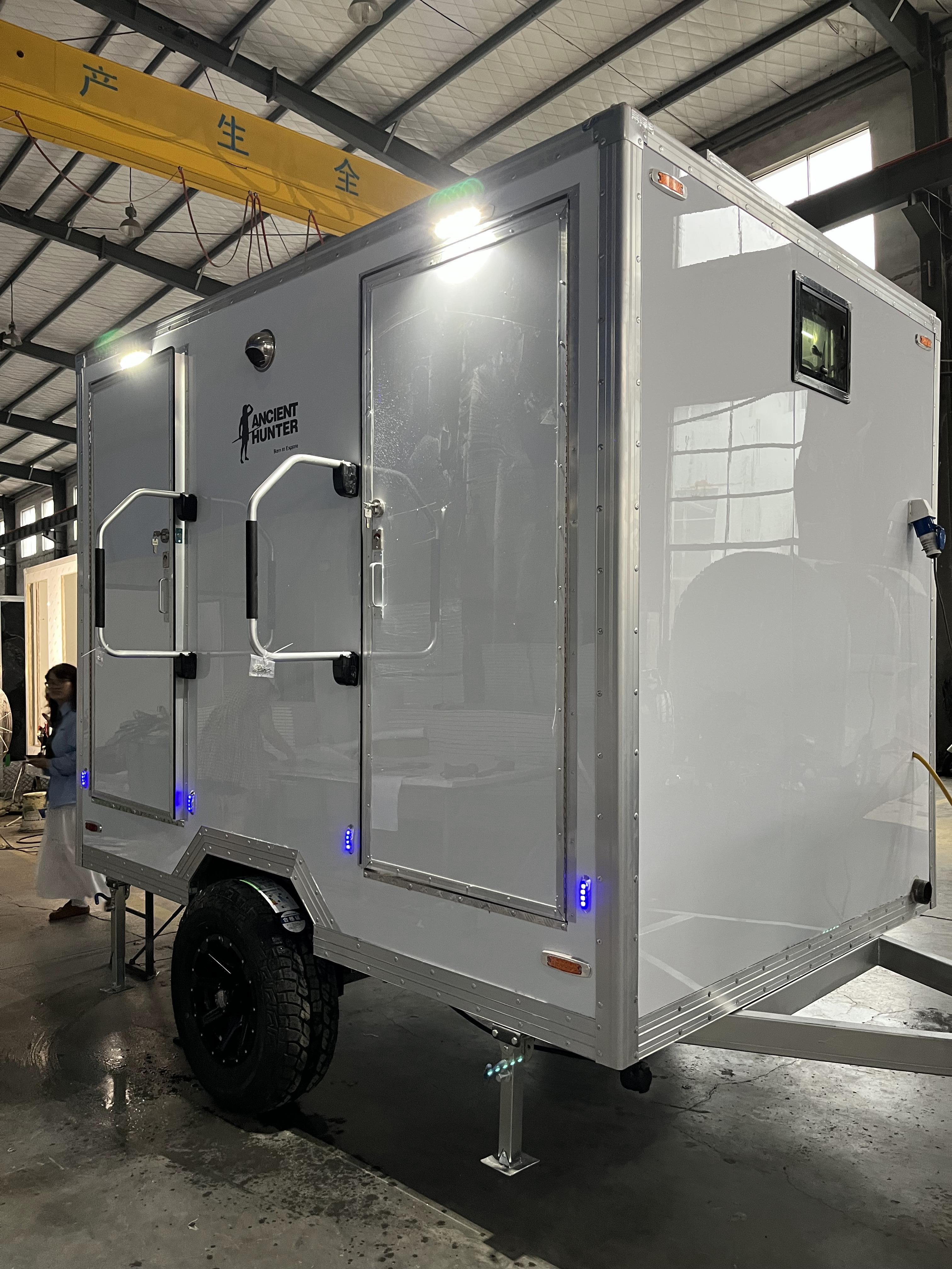 Double toilet cubicle mobile toilet trailer | Two separate toilets for men and women, equipped with a flushing system + washbasin, suitable for multiple people to use