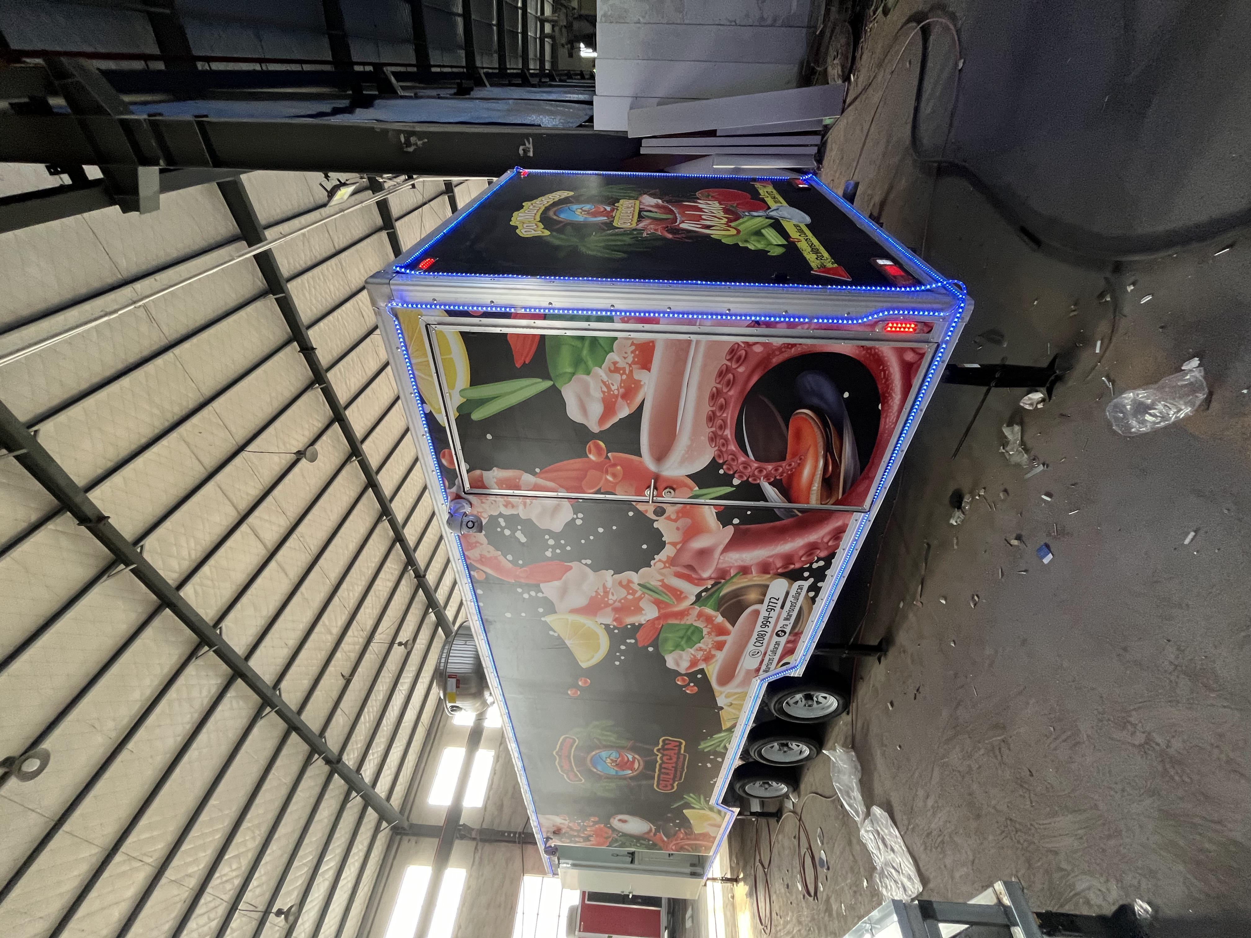 Instagram-style sticker food truck, a mobile dining bar that is a popular check-in item for milk tea and coffee, and a custom-painted mobile store