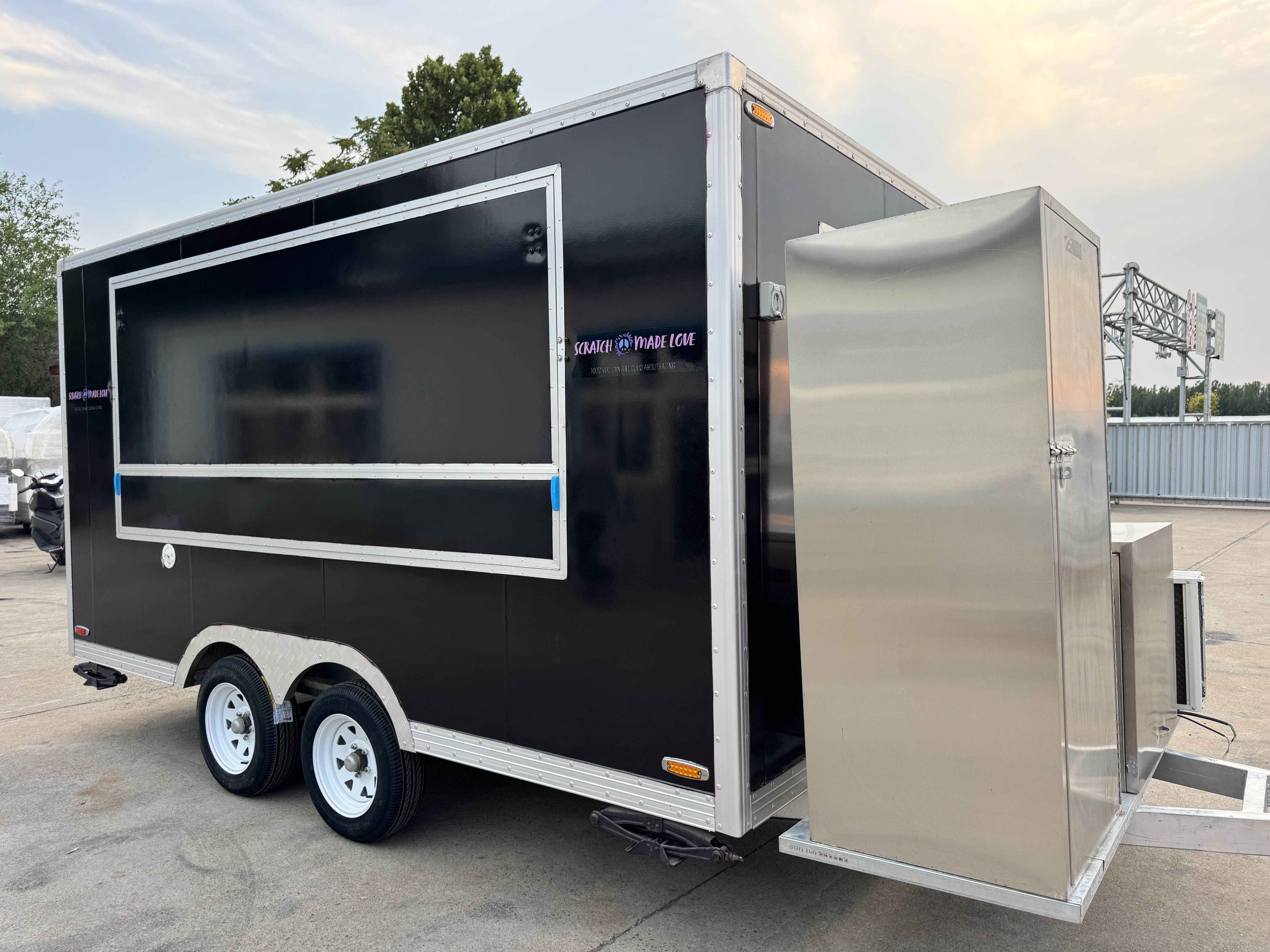 Black fashionable food carts, with trendy patterns leading the new trend of mobile catering