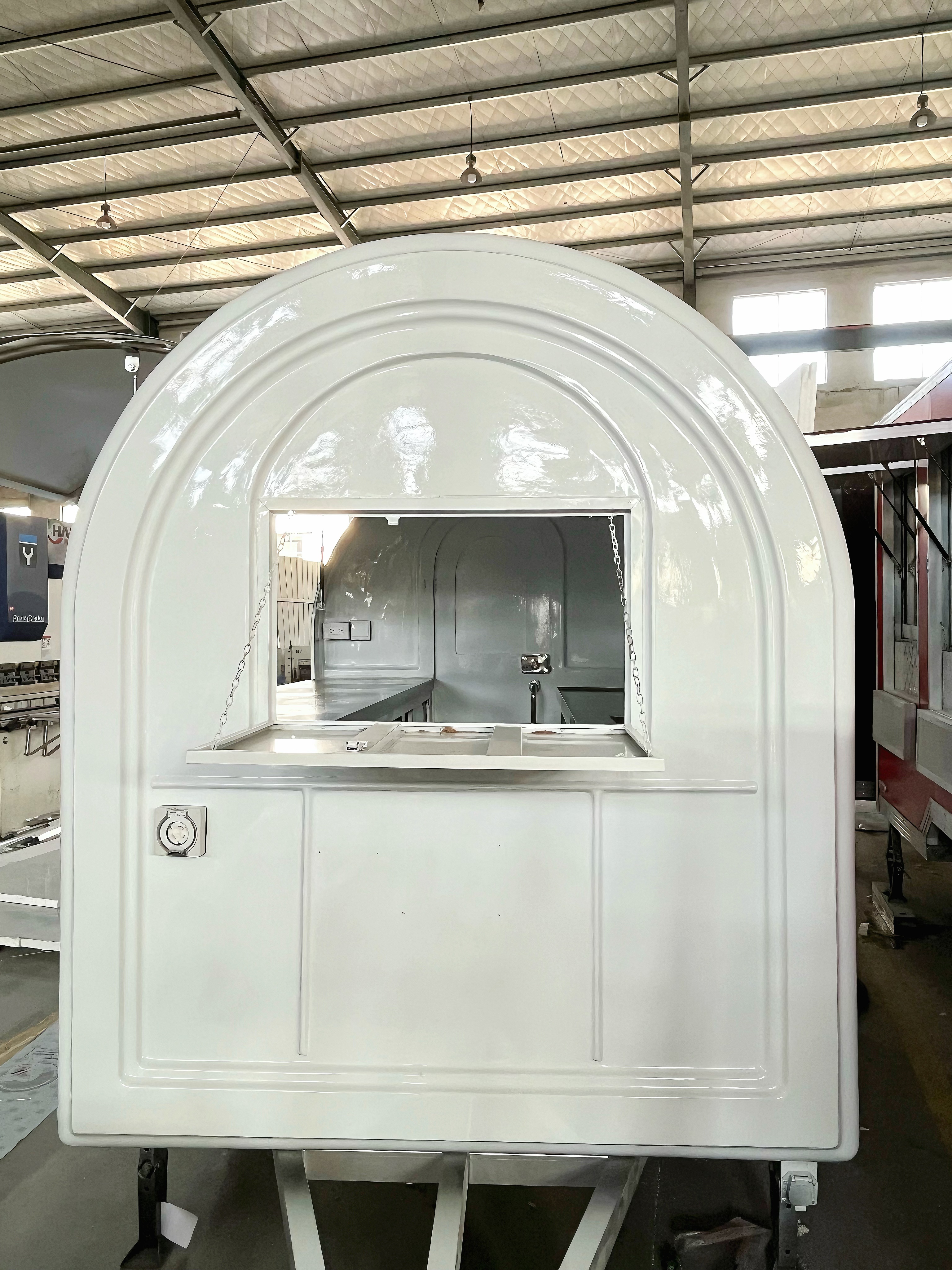 The "Instagram-style white circular food truck" is a popular mobile trailer for check-ins. With a retro design and a waterproof body, it is a must-have for attracting visitors to scenic spots and markets