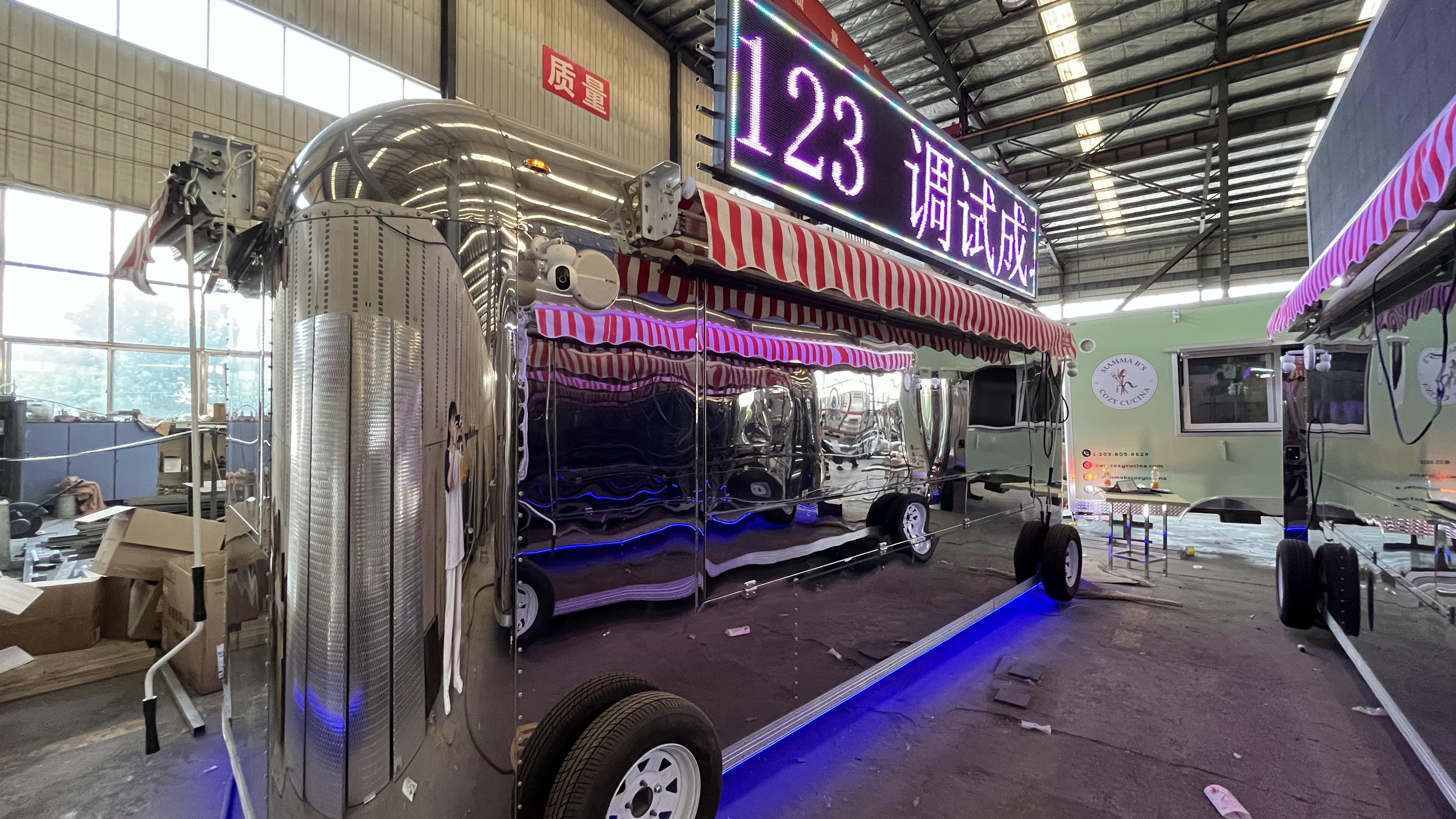 Mirror art food carts, paired with cool light signs, lead the new trend of street vending