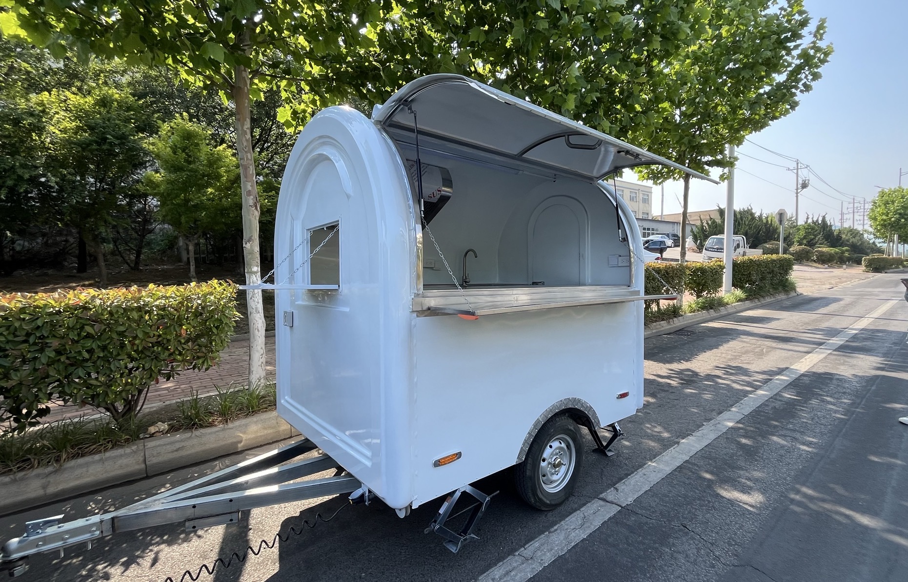 The cultural and artistic star of the market! A small white towing food cart with an InS-style body and a small blackboard menu, a must-have for handcrafted desserts!