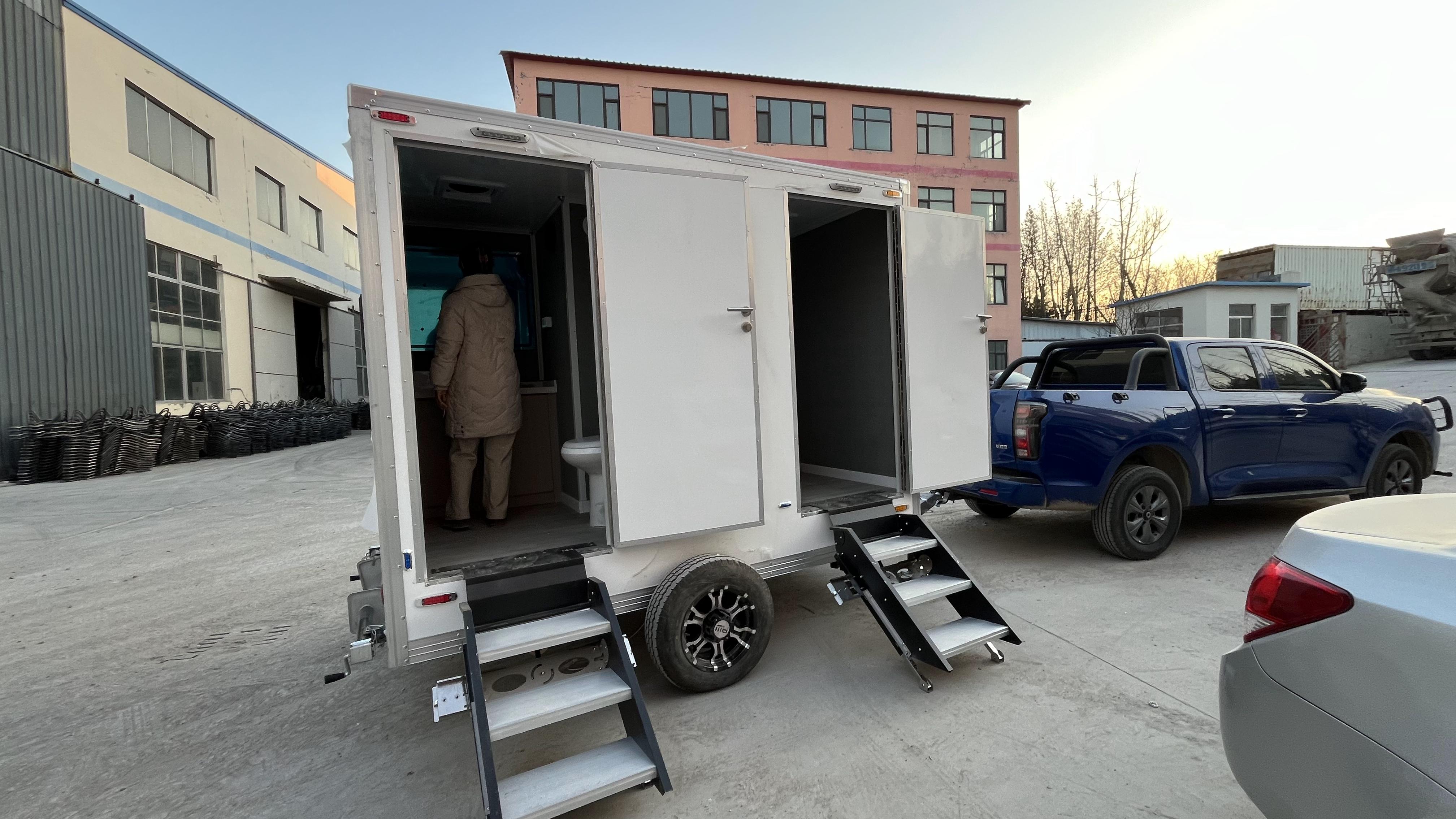 Mobile dual-bathroom independent trailer: Two partitioned toilets + ventilation system, providing dual protection of privacy and hygiene
