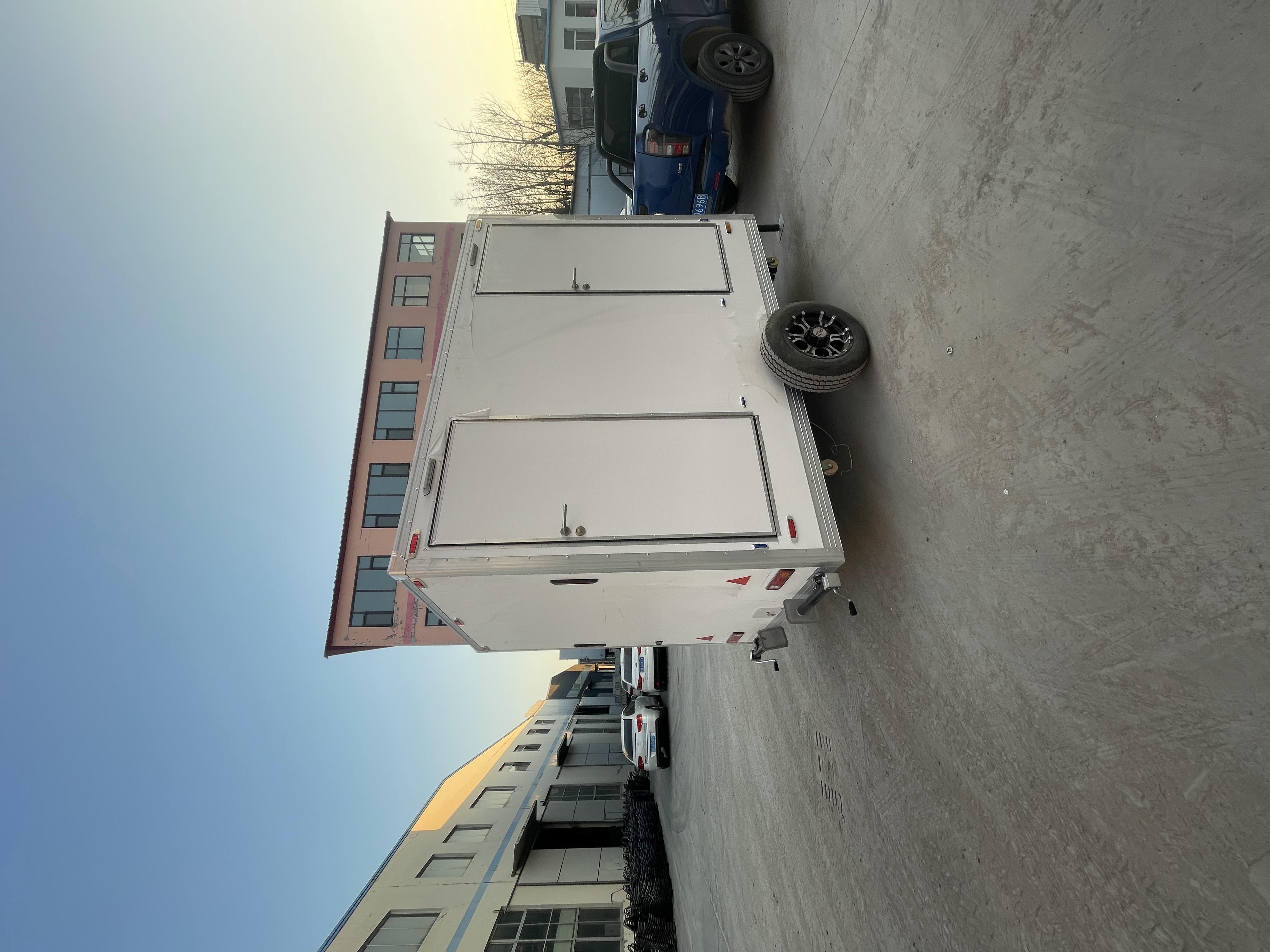 Mobile dual-bathroom independent trailer: Two partitioned toilets + ventilation system, providing dual protection of privacy and hygiene