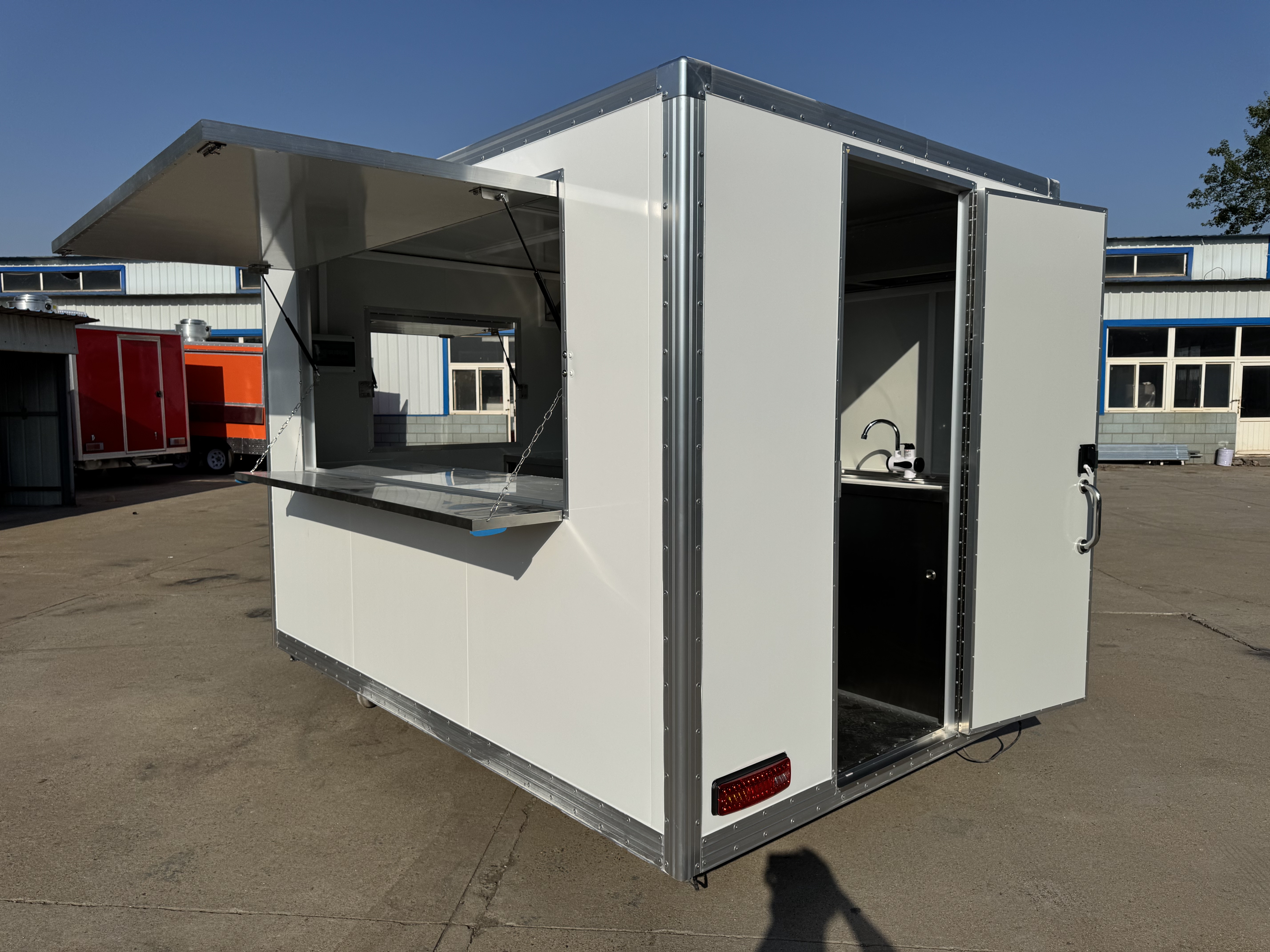 Square portable portable food truck