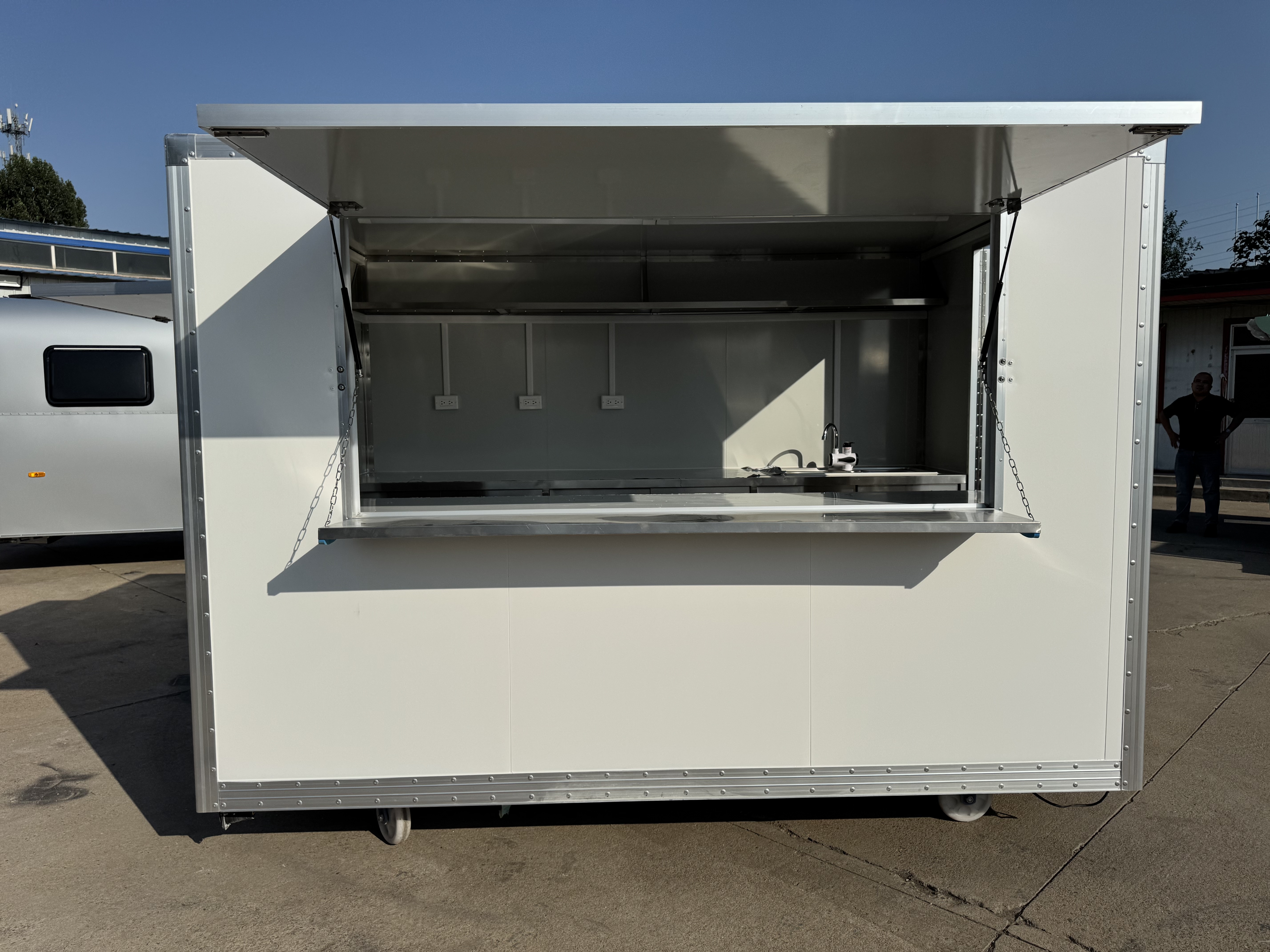 Square portable portable food truck